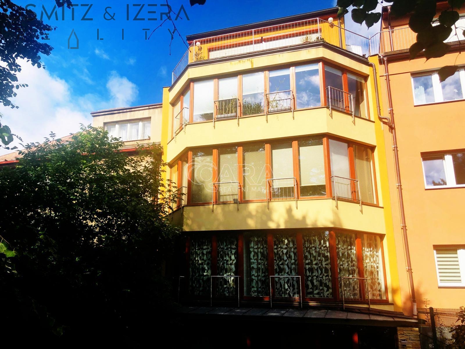 Pohled z vnitrobloku na prosklenou fasádu