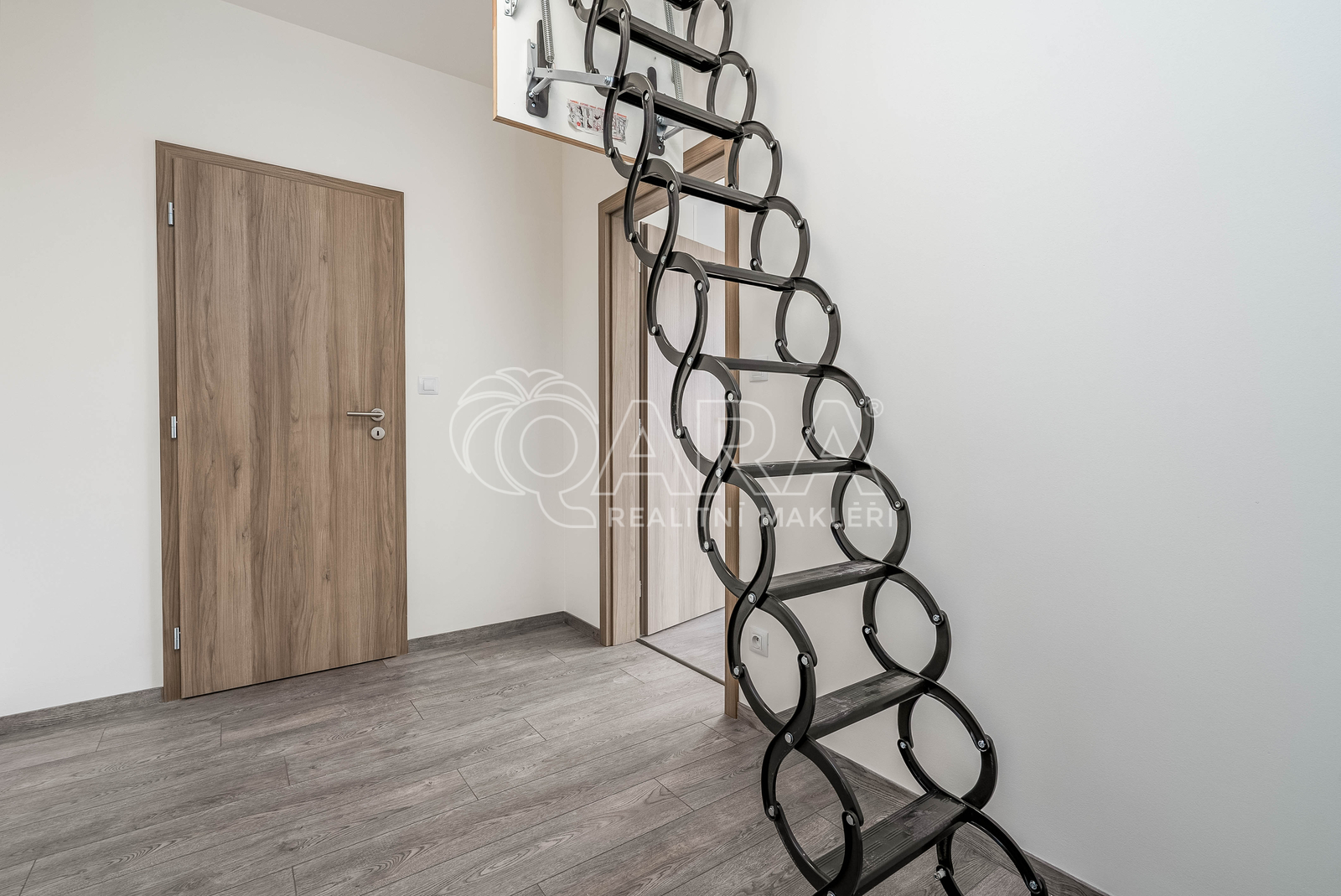 Chodba + výklopné schůdky na půdu