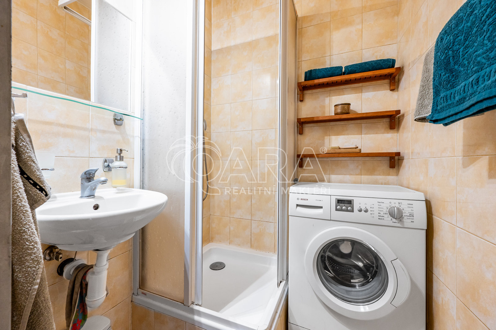 koupelna se sprchovým koutem