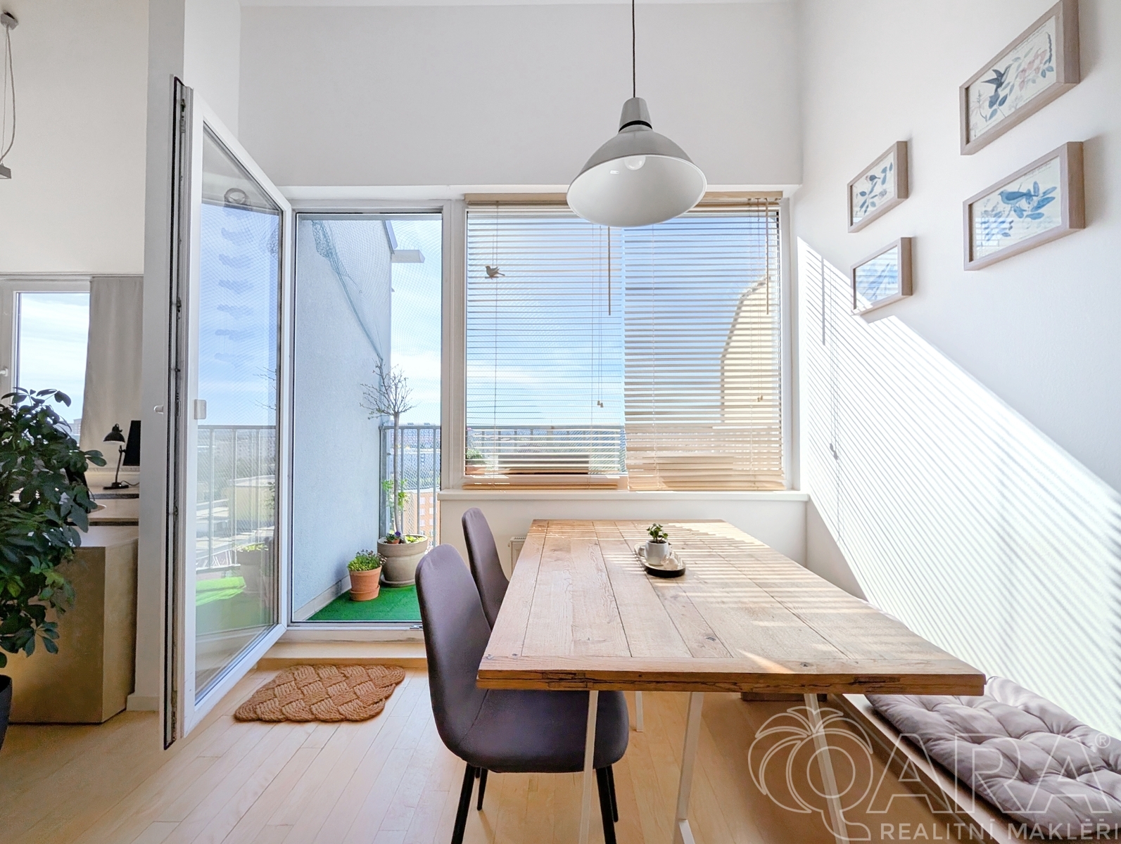 Jídelní kout + balkon