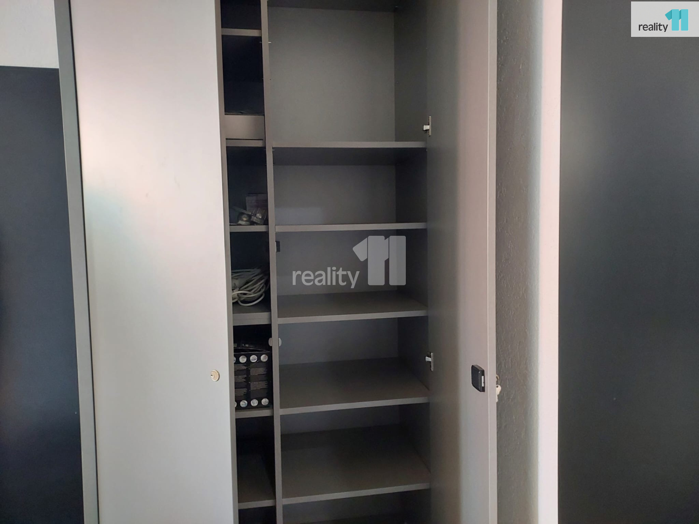 uzamykatelná skříň před bytem