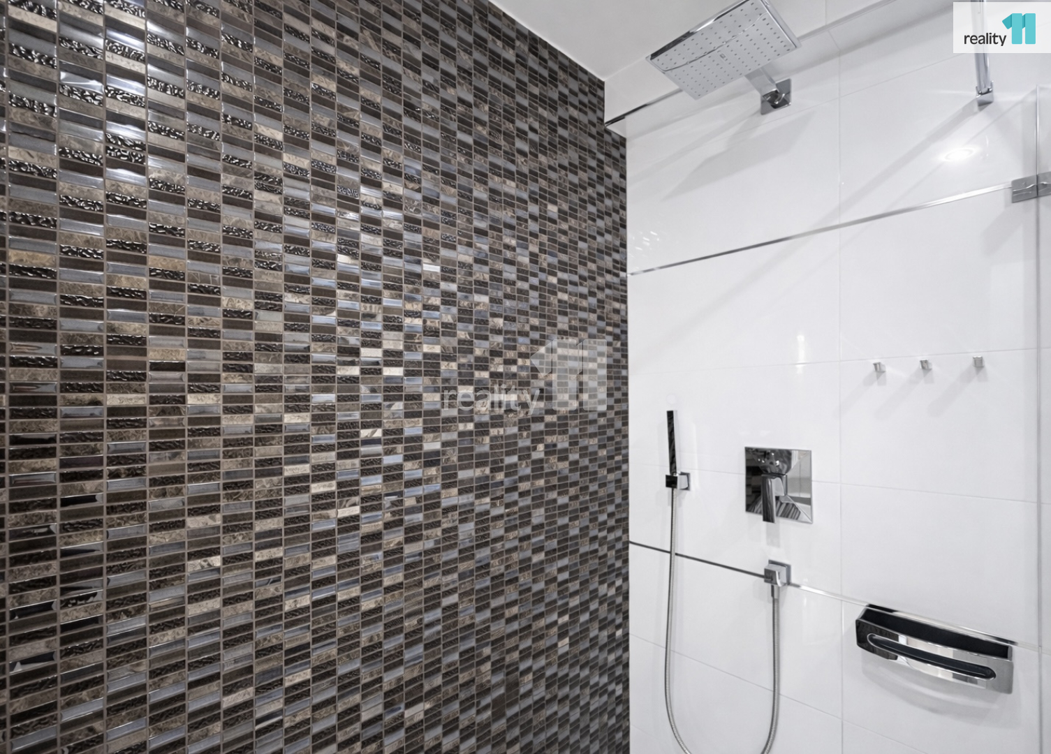 sprchový kout s dešťovou sprchou a umyvadlo značky