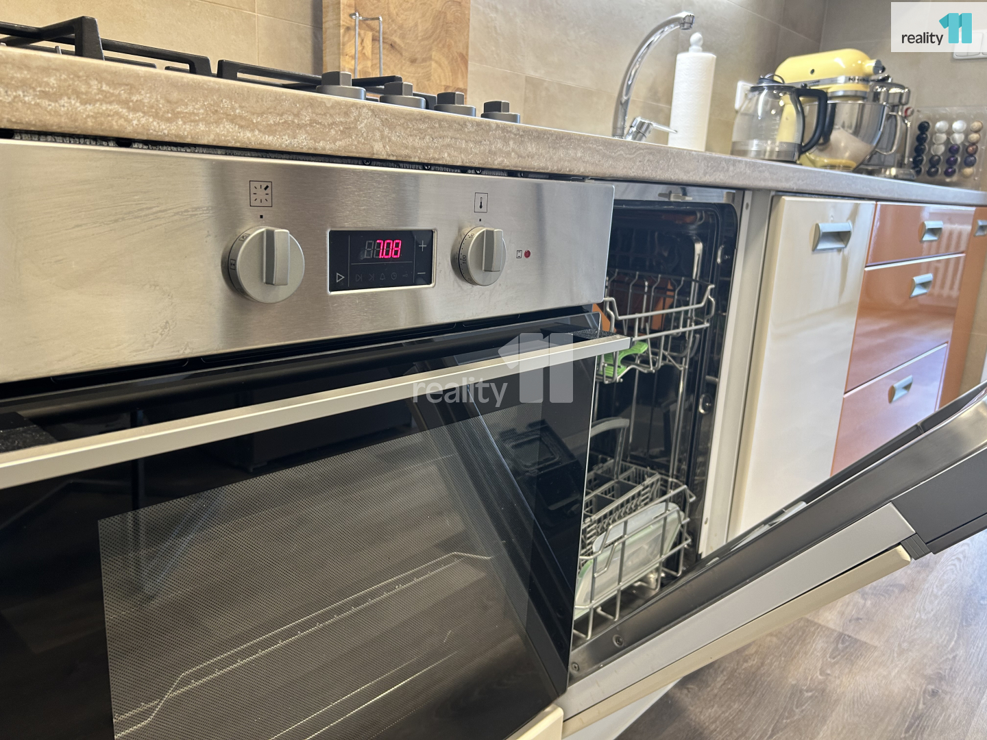 sporák a myčka jsou součástí