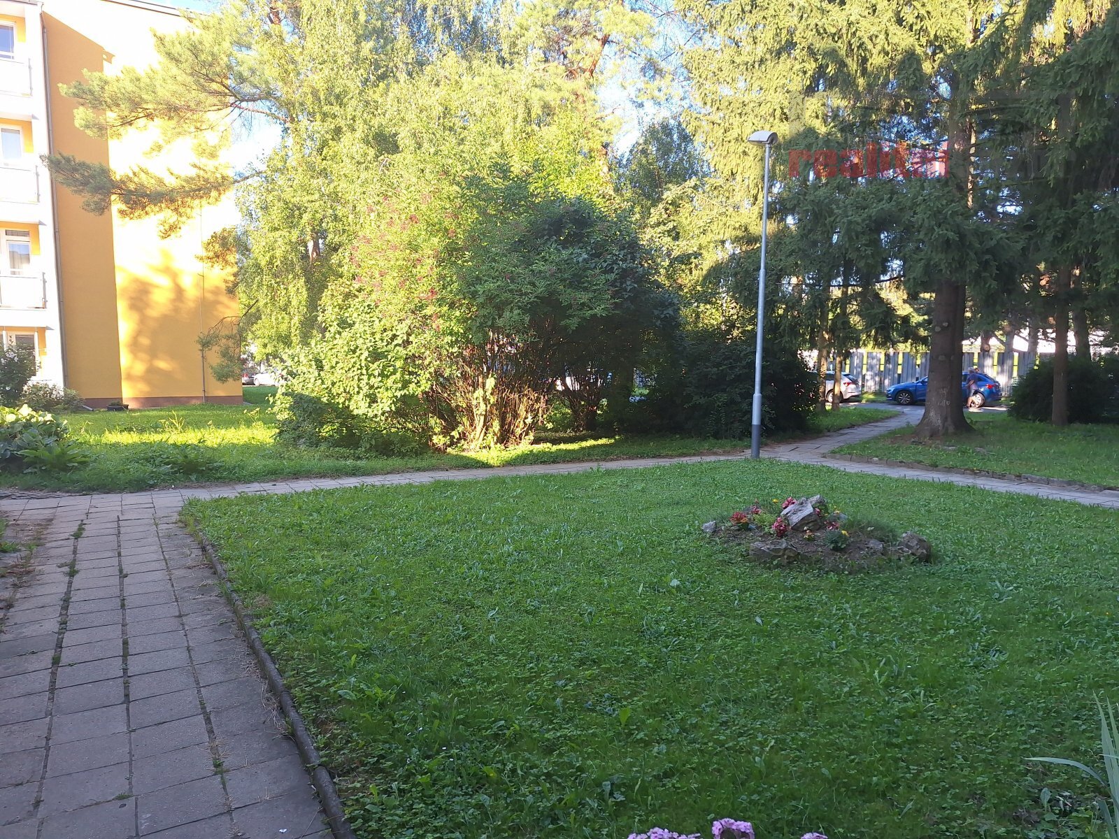 před domem a parkování.jpg