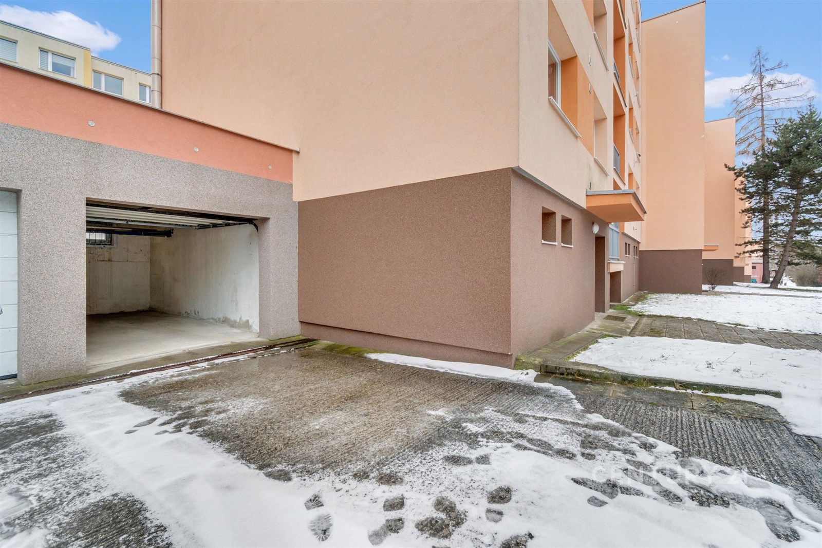 K bytu je možné přikoupit garáž v přízemí domu.