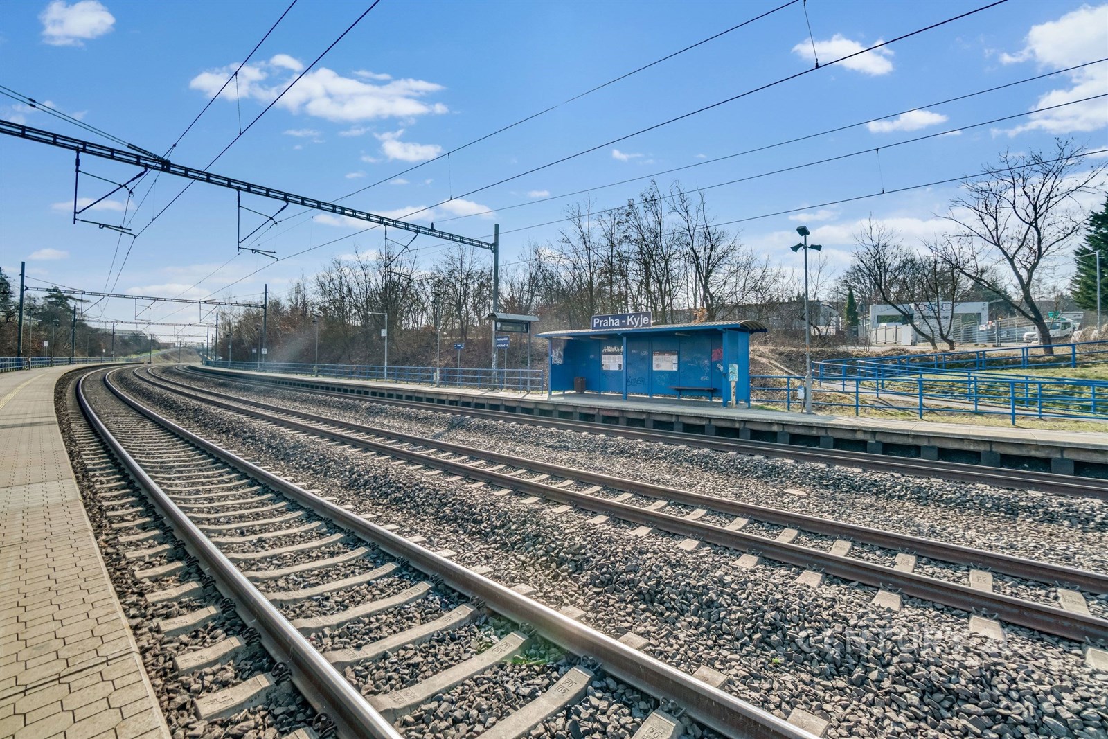 Vlaková zastávka Kyje jen pár minut chůze od domu.