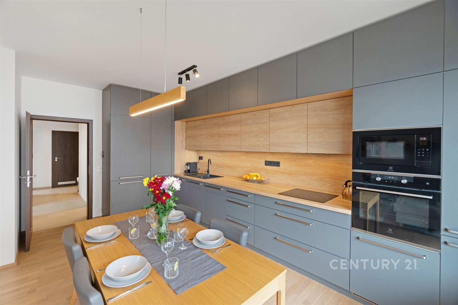 Moderní kuchyň s dřevěnou pracovní deskou, vestavě