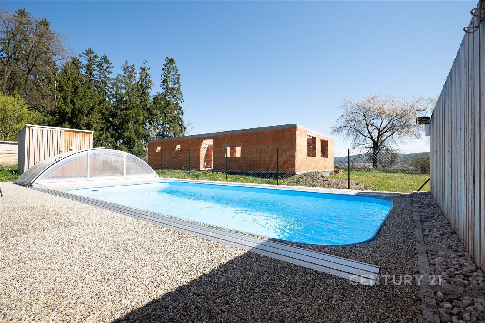Zahrada s moderním venkovním bazénem, dlažba kolem