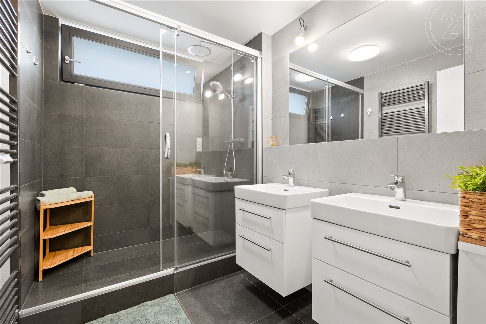 Koupelna se sprchou typu walk-in a podlahovým vytá
