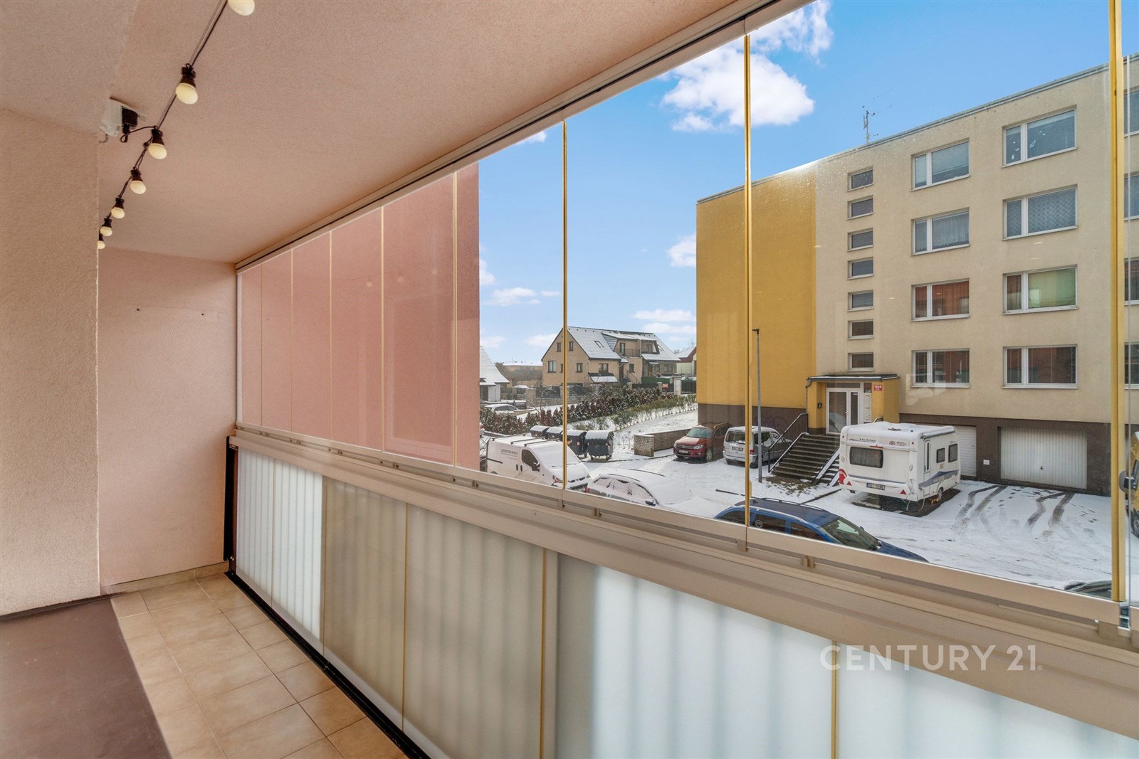 Prostorná lodžie s osvětlením.