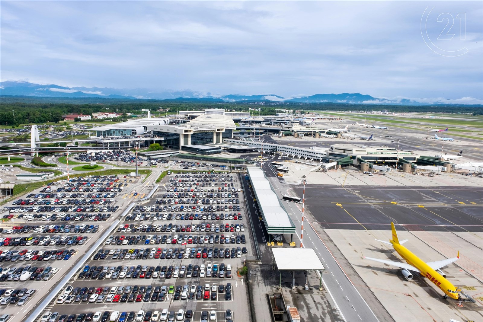 Vzdálenost od letiště Malpensa je cca 10 km. | The