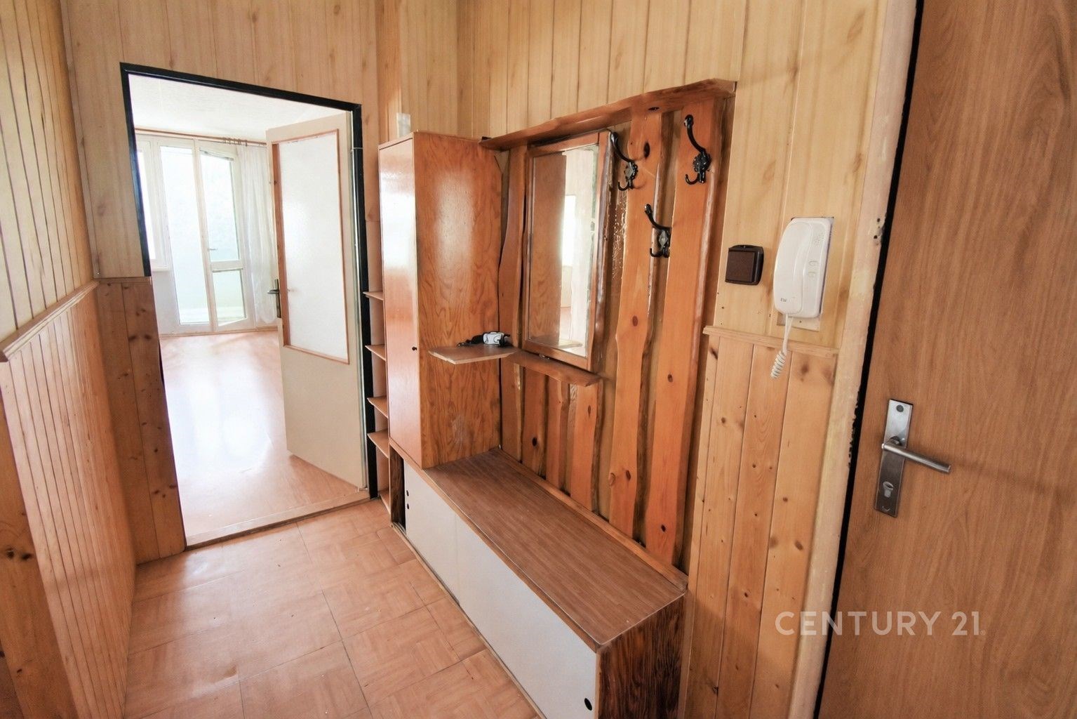 Předsíň s dřevěným obložením, parketovou podlahou 