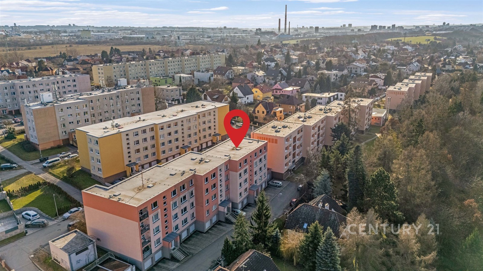 Dům prošel revitalizací a zateplením.