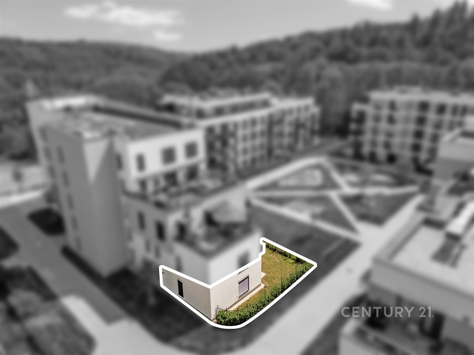 Světlý exteriér s moderním designem, dřevěné obložení a velká okna, obklopený udržovanou zahradou v klidné lokalitě.