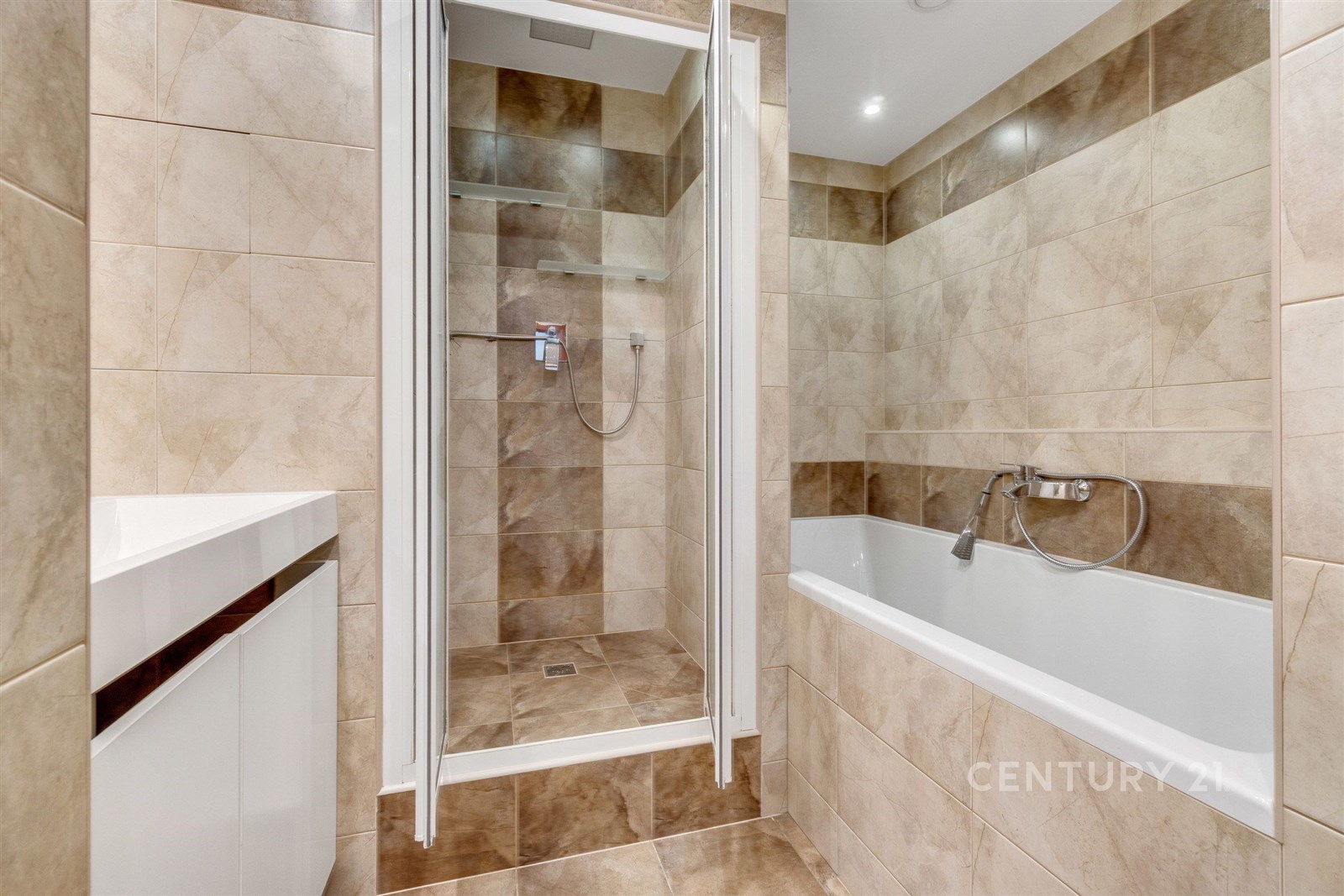 Koupelna s XXL vanou a sprchovým boxem.