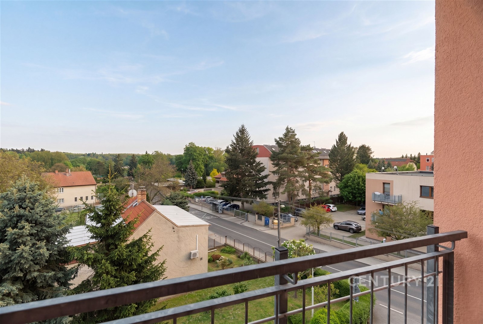 Výhledový balkon, moderní zábradlí, klidná reziden