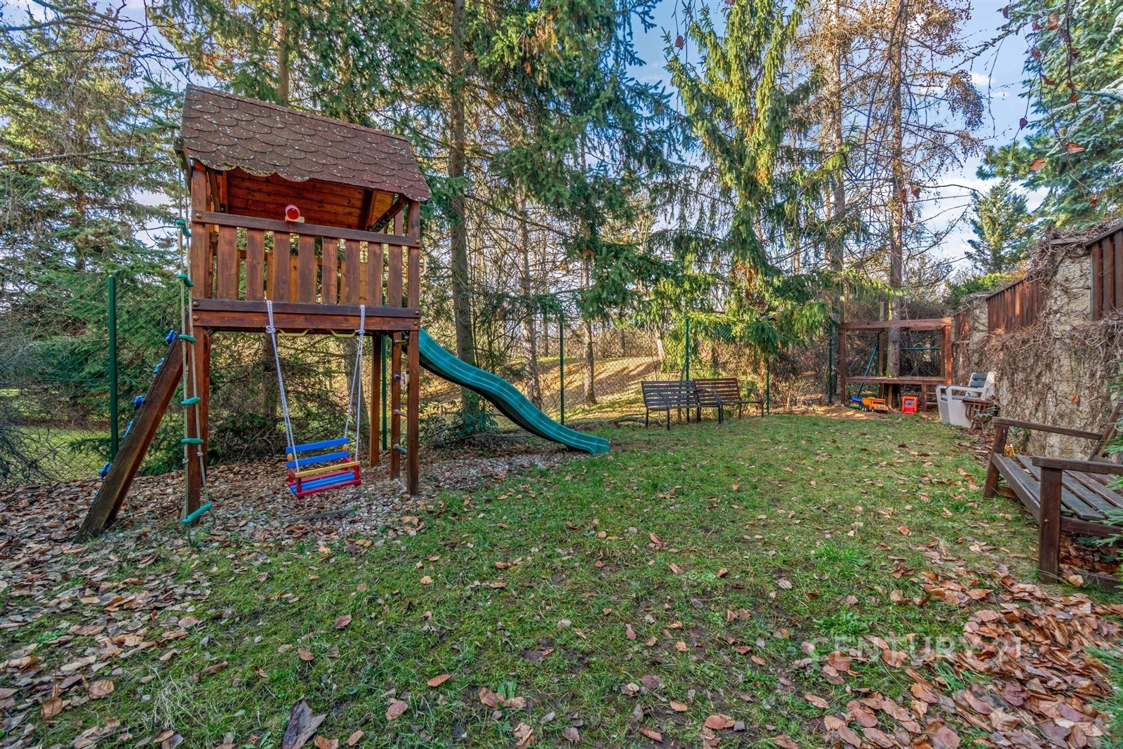 Zahrada s hřištěm naproti domu.