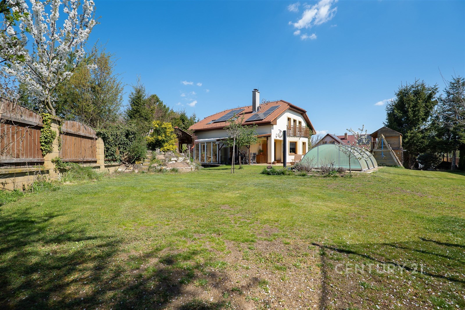 Prodej rodinného domu 210 m² – pohled 2