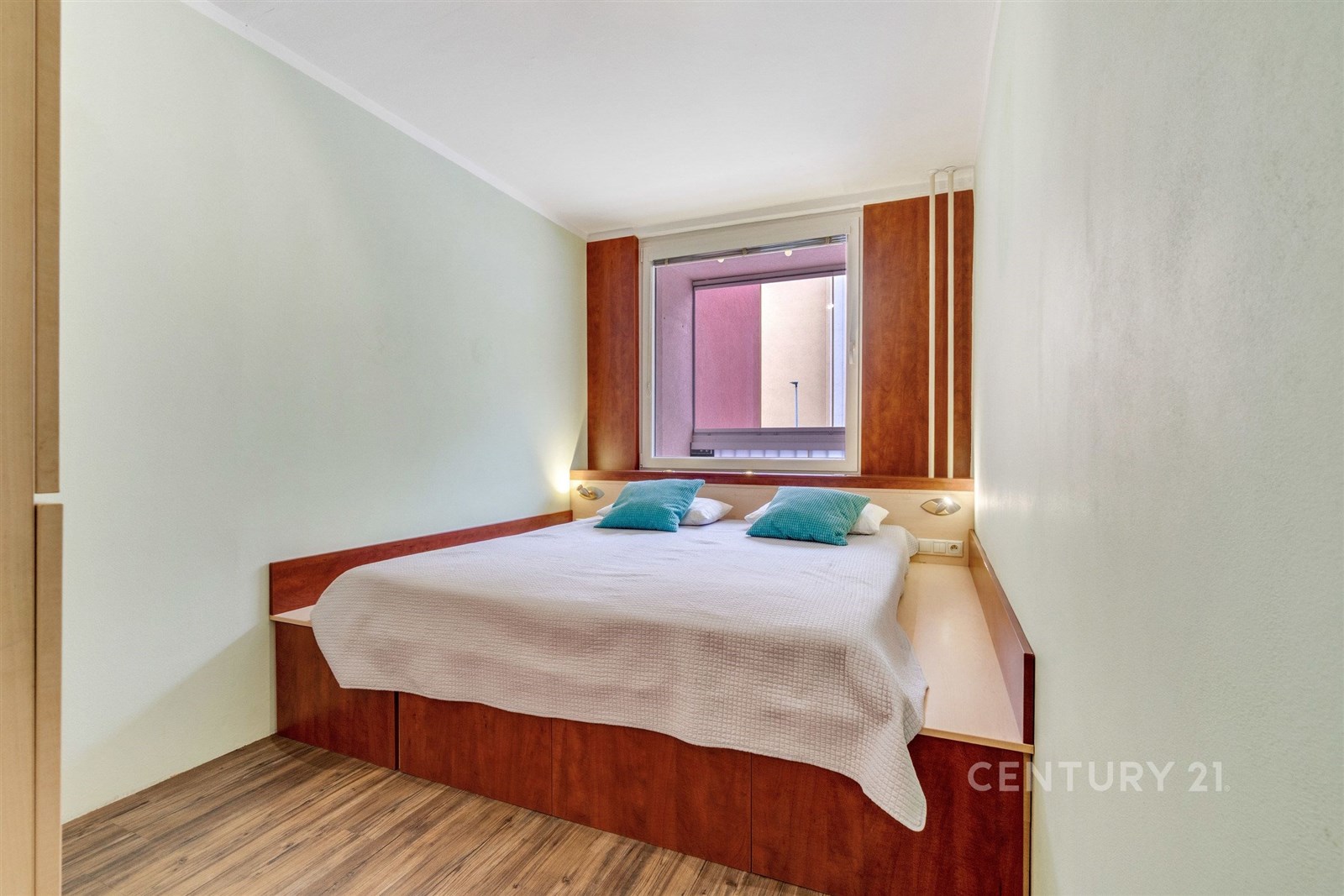 Ložnice s vestavěnou postelí na zakázku.