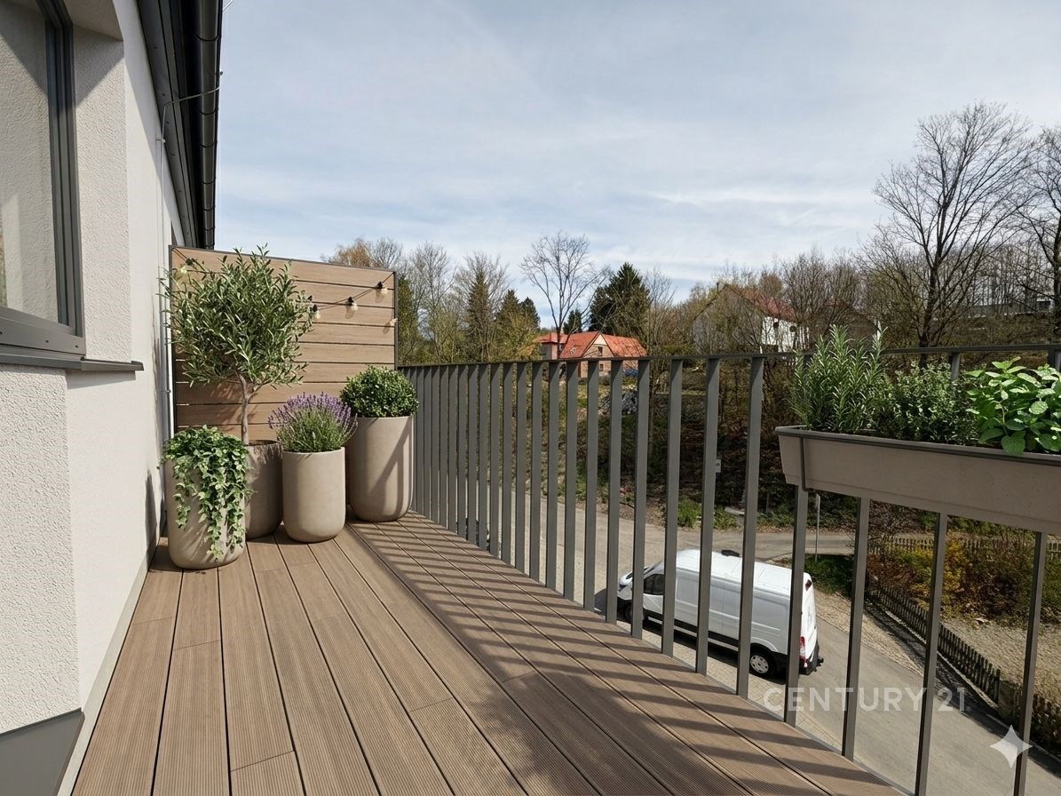 Prostorný balkon s dřevěnou podlahou, moderním záb