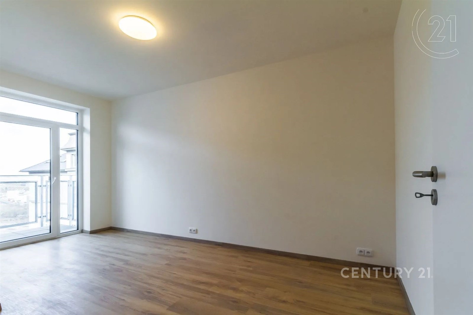 prázdná místnost s dřevěná podlaha a přirozené světlo