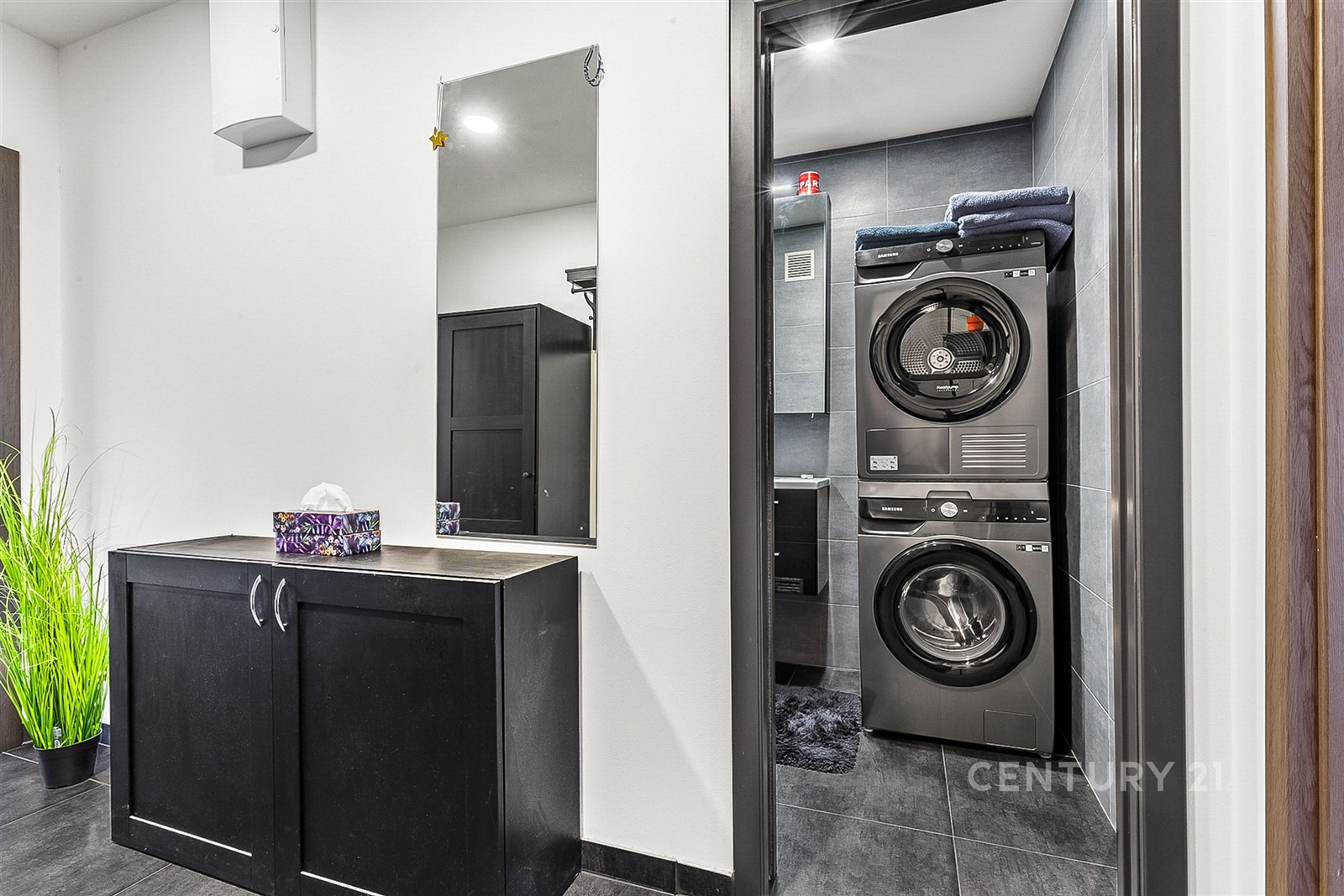 Prádelna s moderními spotřebiči, dlažba a vestavěn