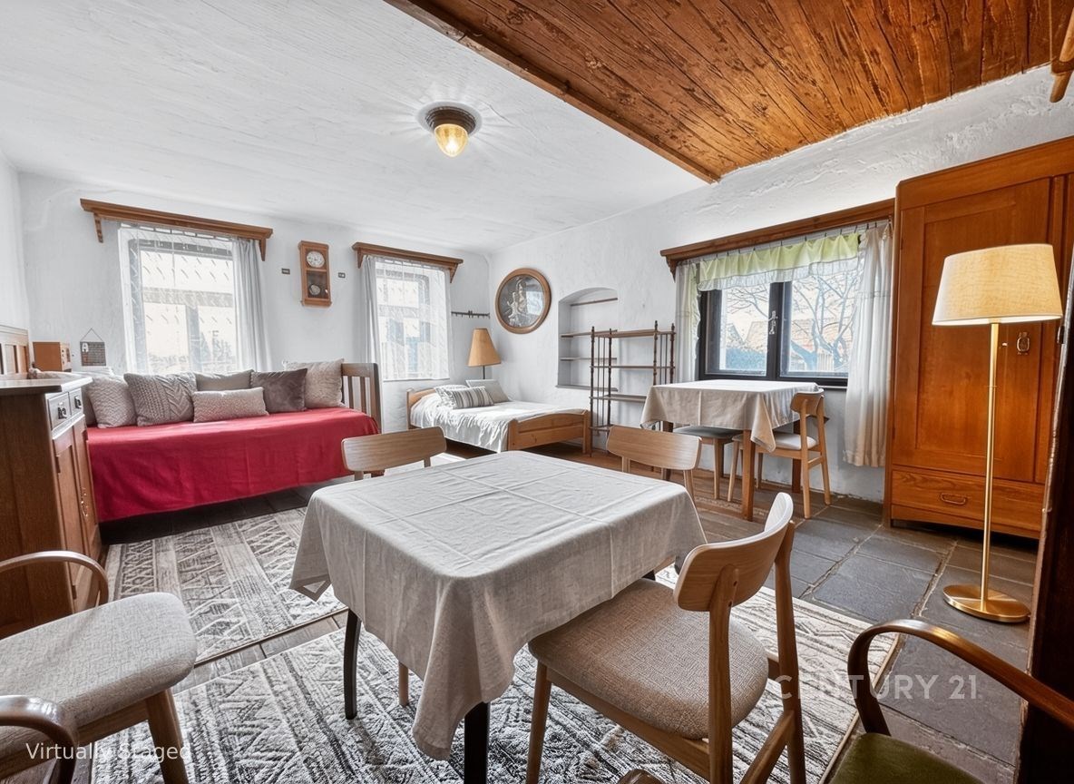 Světlý obývací pokoj s kamennou dlažbou, dřevěným 