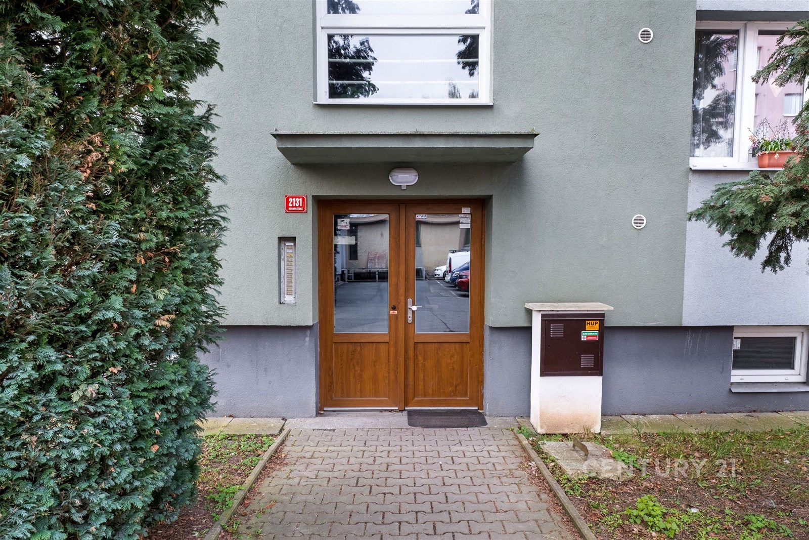 Vstupní dveře obytného domu s dřevěným rámem a pro