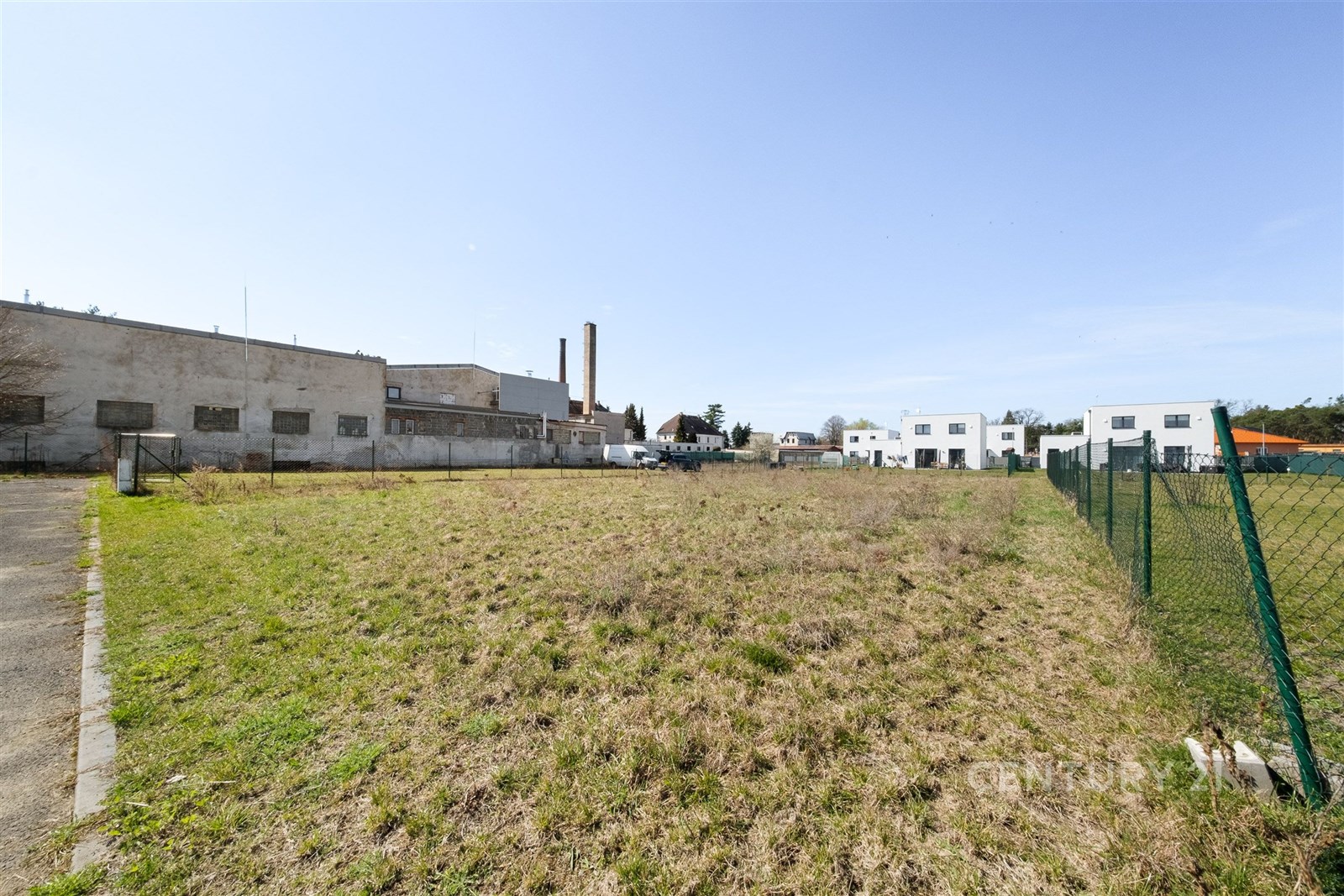 Stavební pozemek s travnatým povrchem, oplocený, v