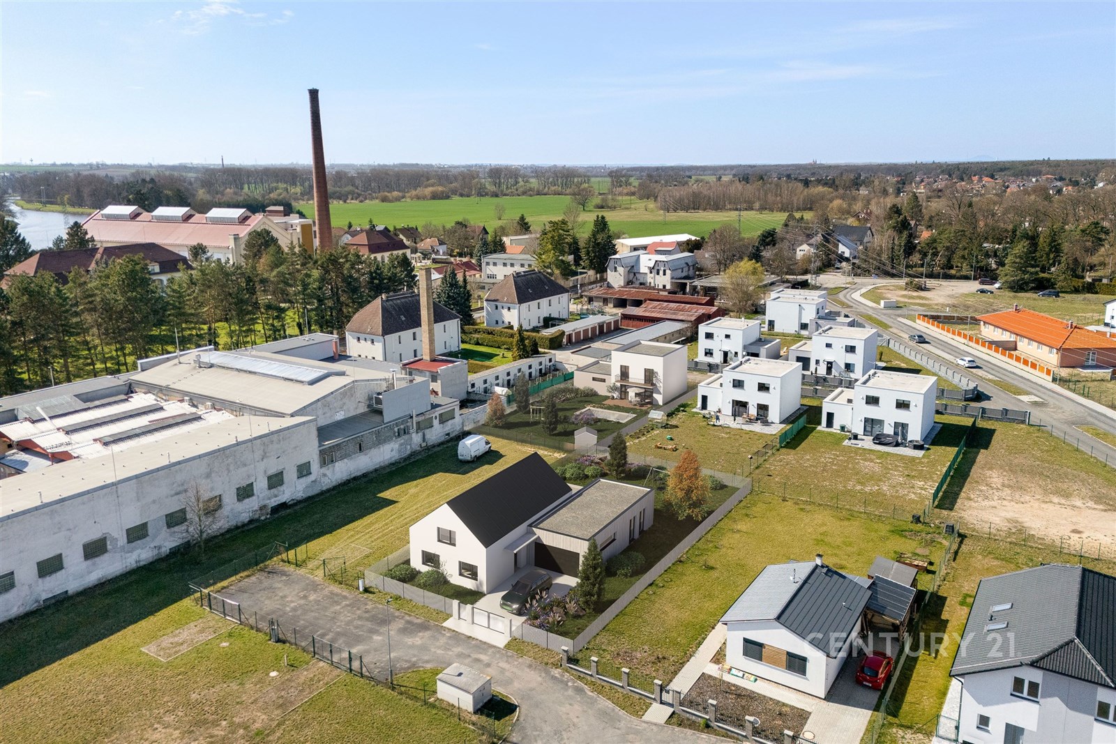 Moderní rezidenční čtvrť s několika novými domy, z