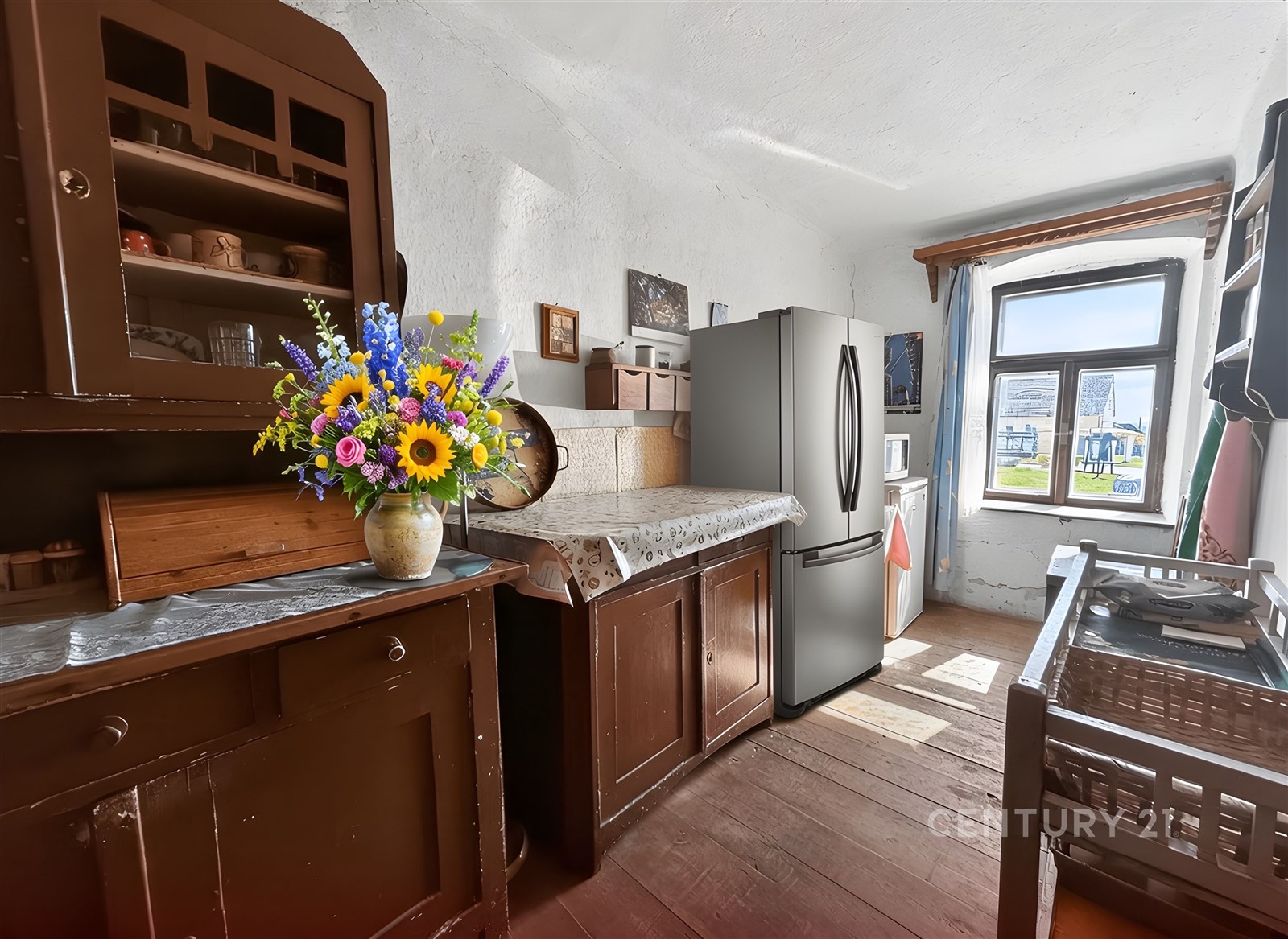 Rustikální kuchyň s dřevěnou podlahou, masivním ná