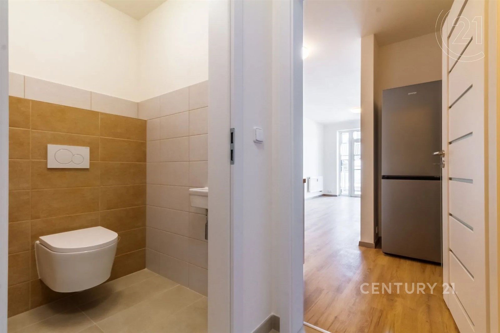 vana s stěna dlaždic, dřevěná podlaha, kachličková podlaha, přirozené světlo, a toaleta