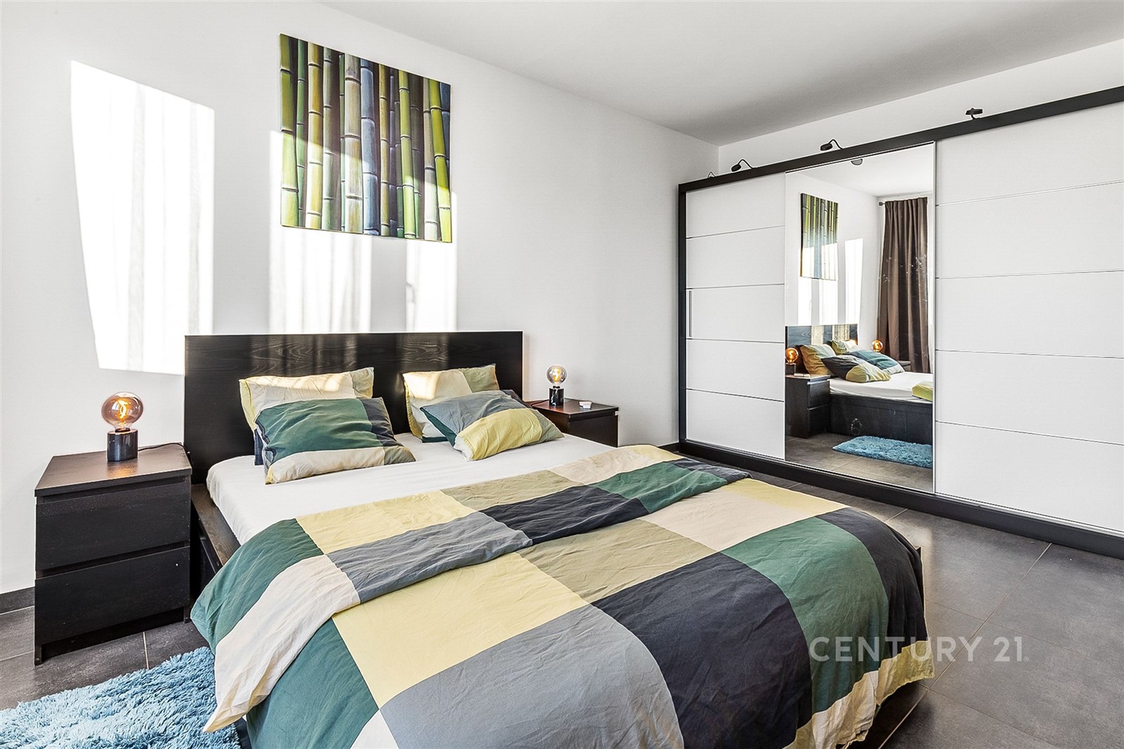 Světlá ložnice s moderní dlažbou, vestavěnou skřín