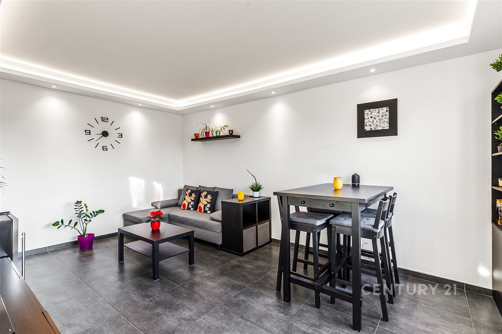 Moderní obývací pokoj, dlážděná podlaha, velká okn