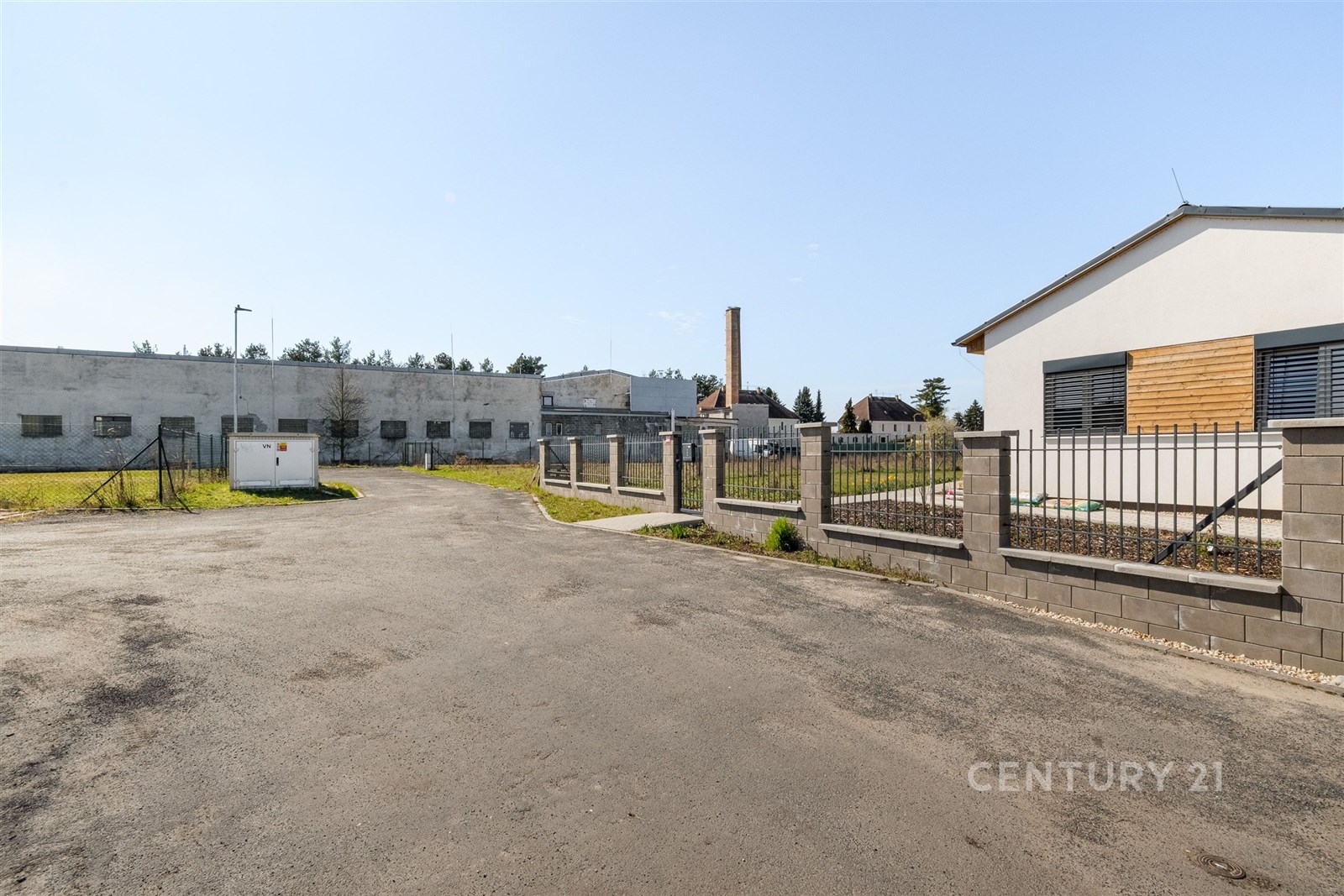 Příjezdová cesta k modernímu průmyslovému objektu 