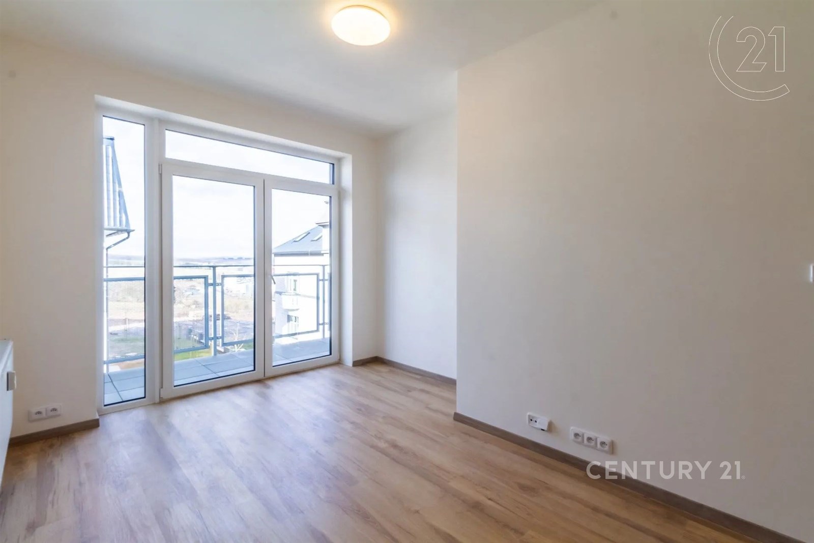 prázdná místnost s dřevěná podlaha a přirozené světlo