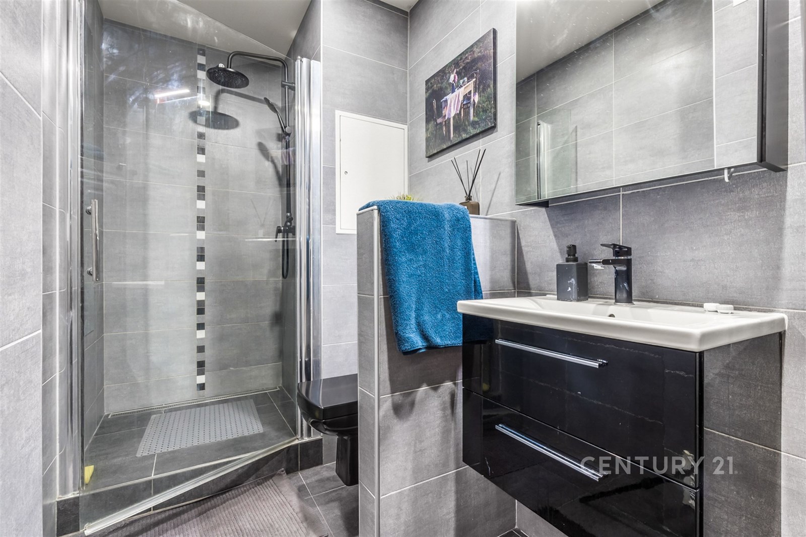 Moderní koupelna s šedou dlažbou, sprchovým koutem