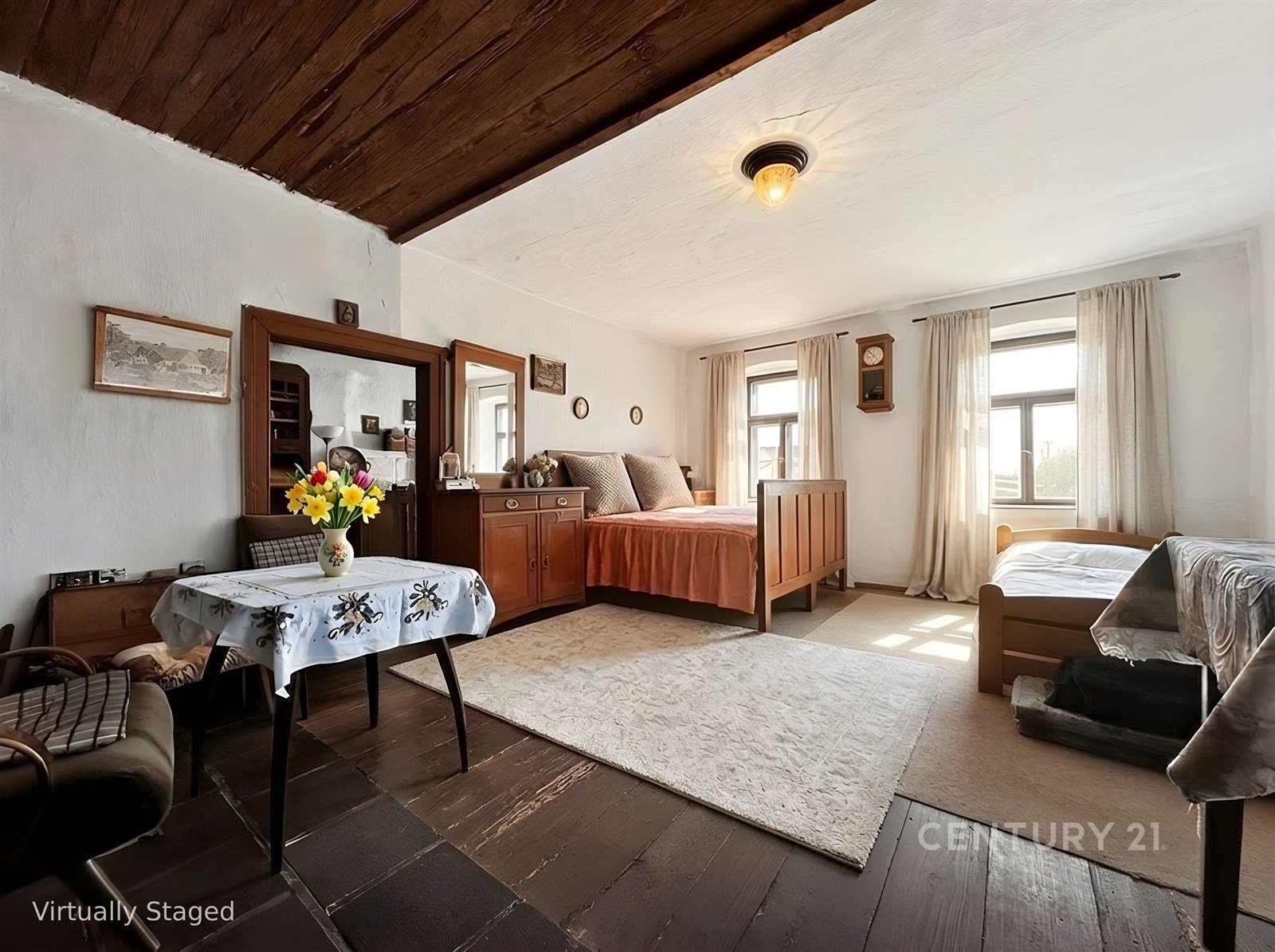 Prostorná ložnice s dřevěným stropem a parketovou 