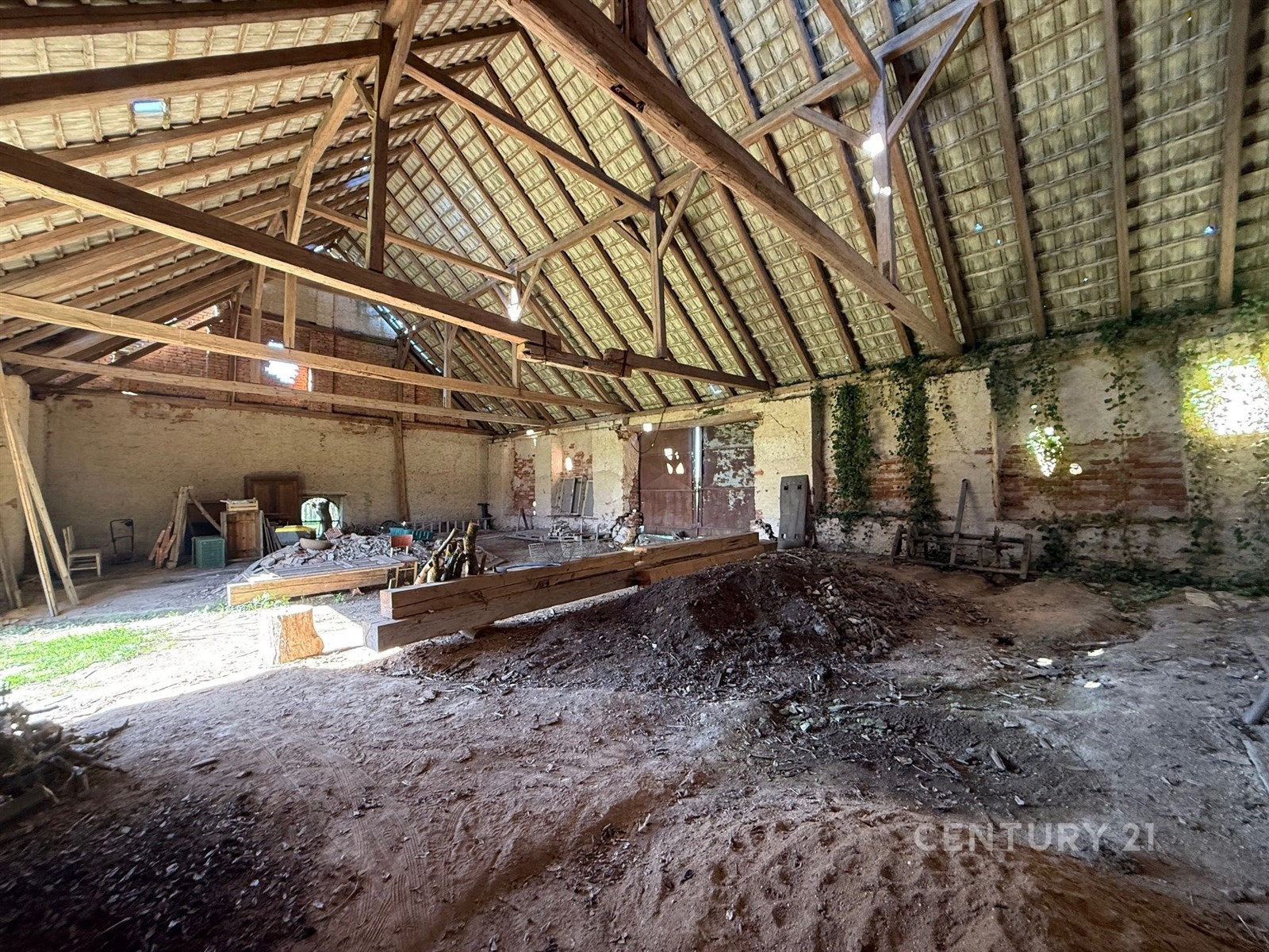 Prostorná stará stodola s dřevěnými trámy, světlá 