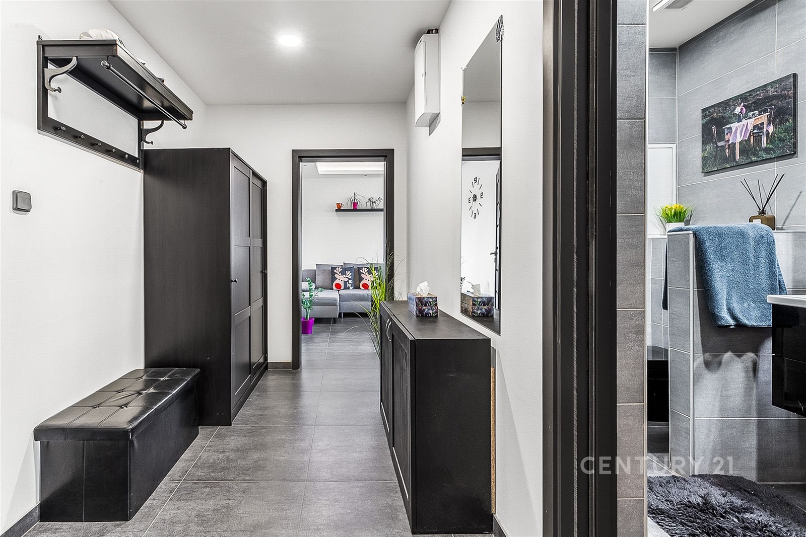 Vstupní chodba s moderní dlažbou, vestavěnými skří