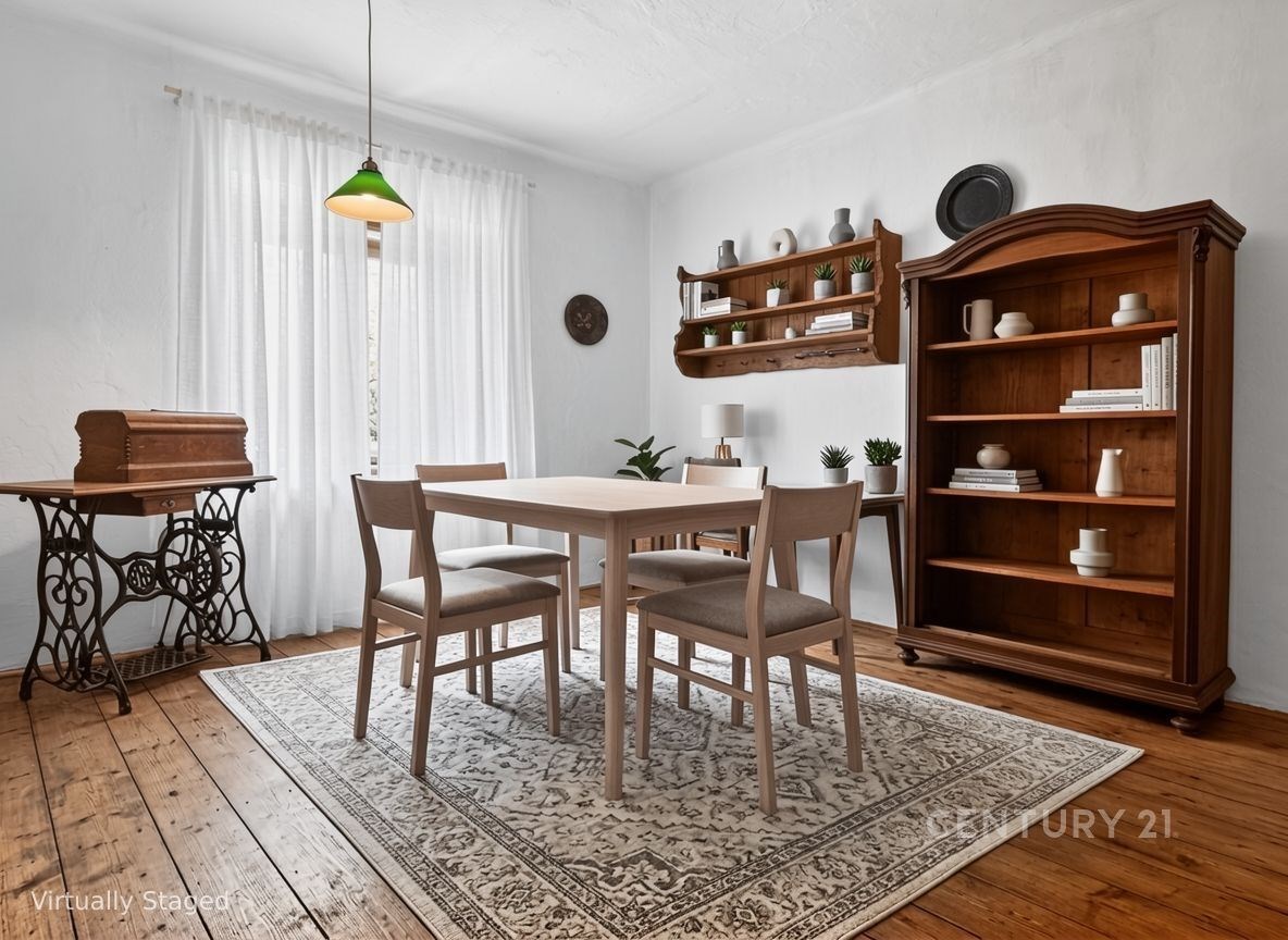 Jídelna s dřevěnou podlahou, vintage nábytkem a ve