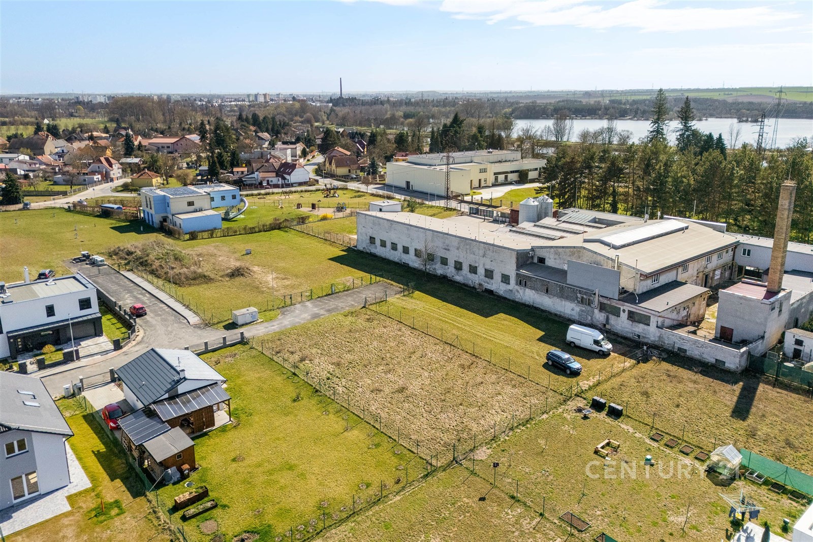 Volný stavební pozemek s výhledem na vodní plochu,