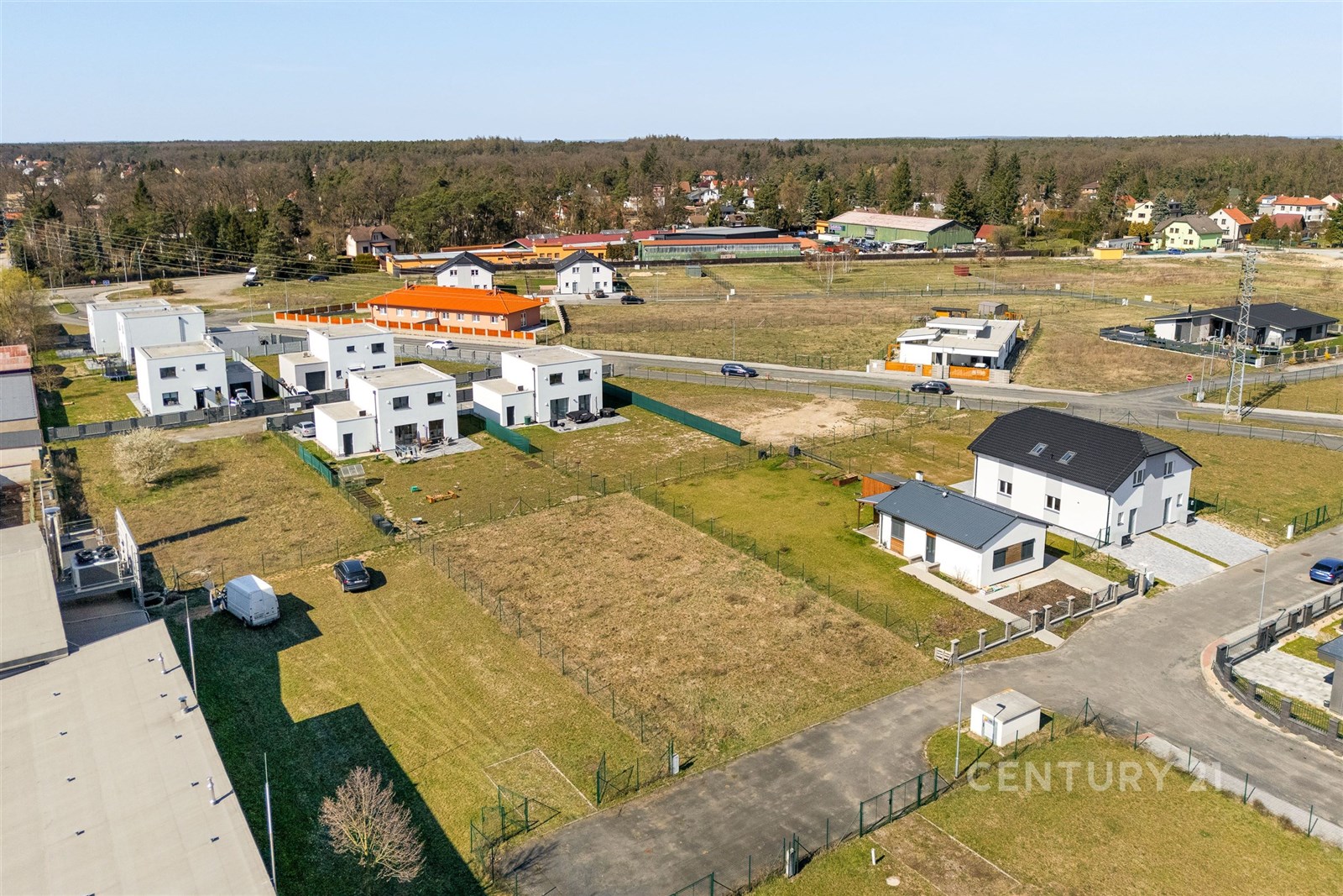 Novostavba v klidné čtvrti, moderní architektura, 