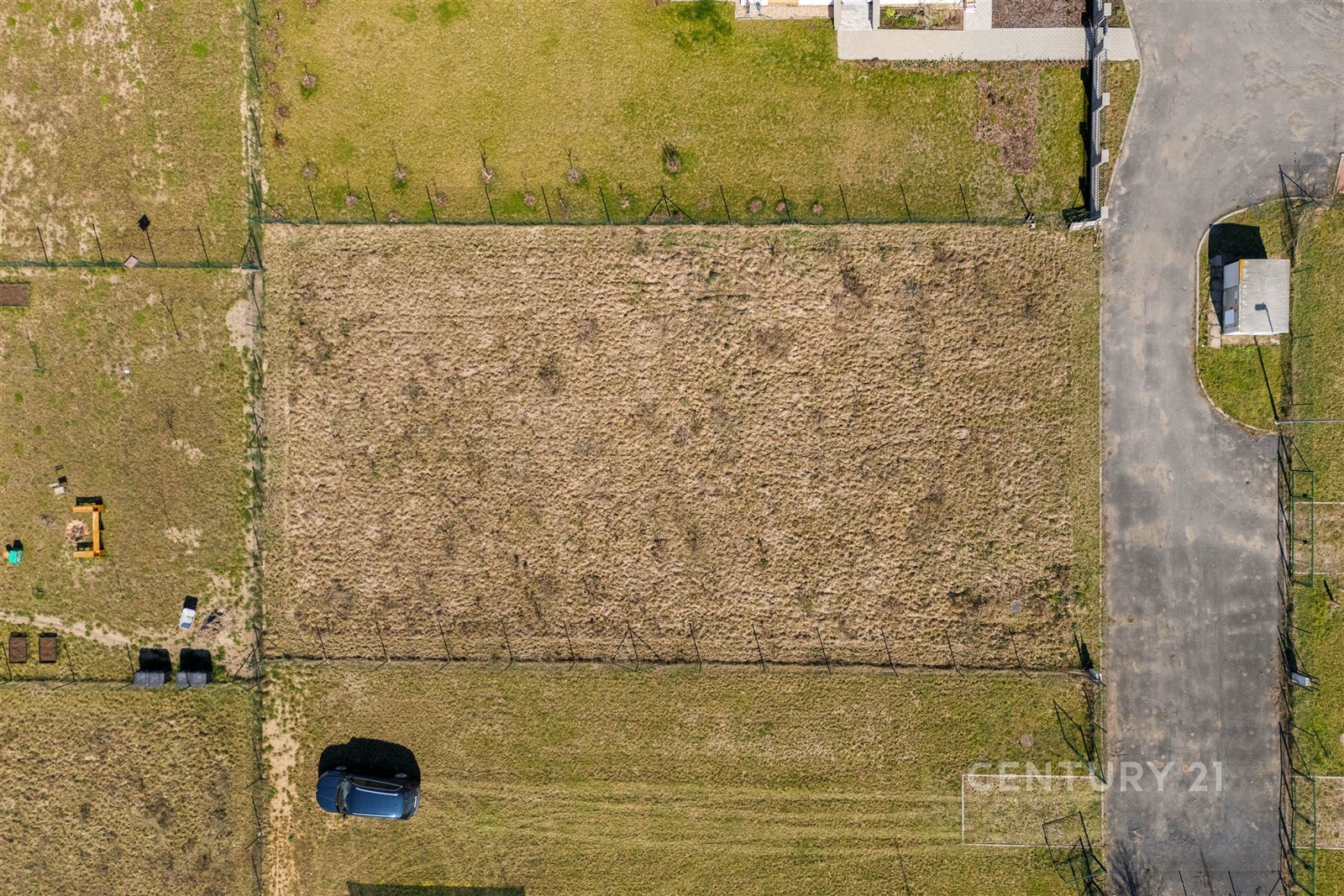 Stavební pozemek s tráva, situovaný v klidné části