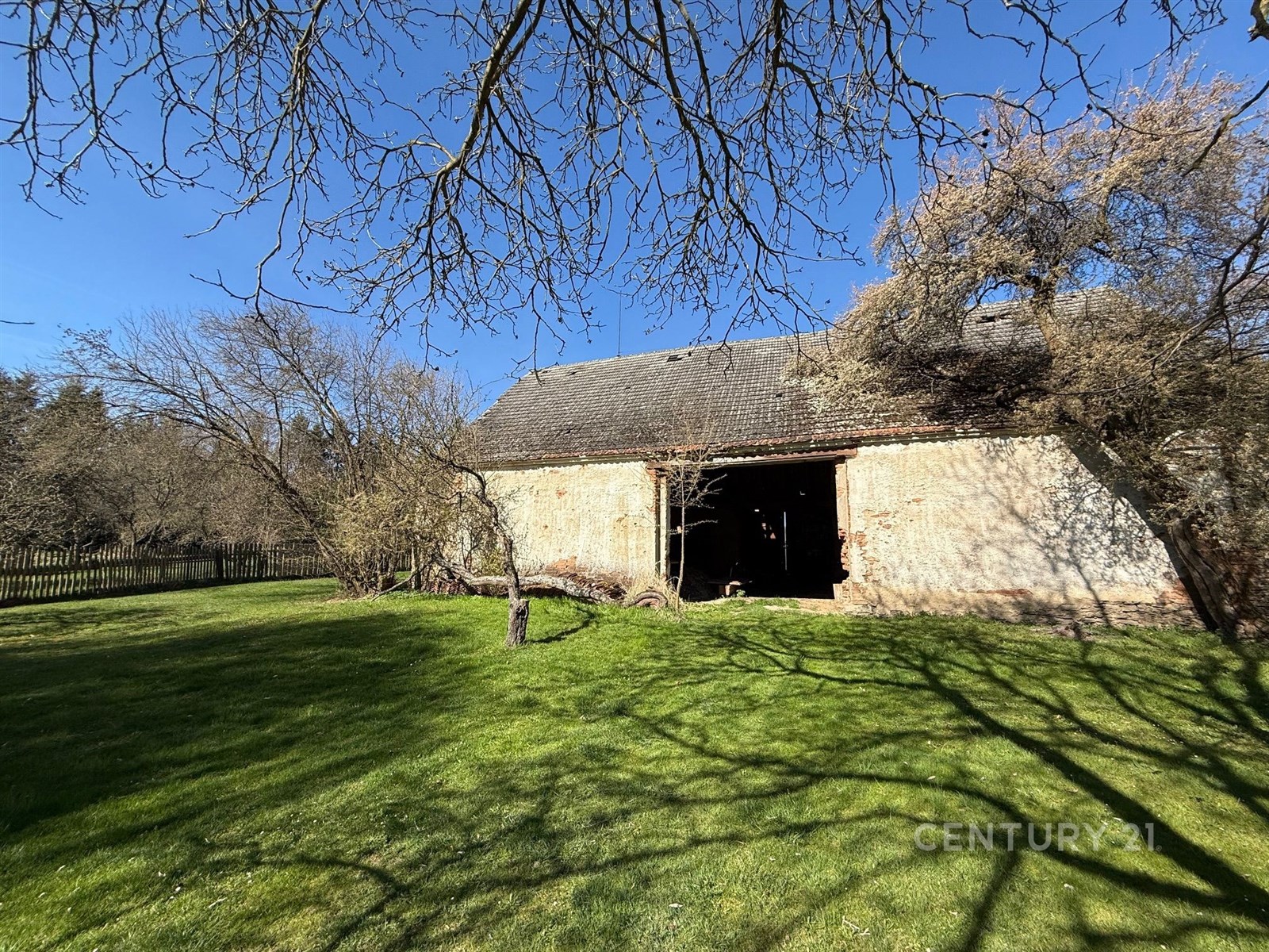 Prázdná stodola s kamennou fasádou na rozlehlém ze