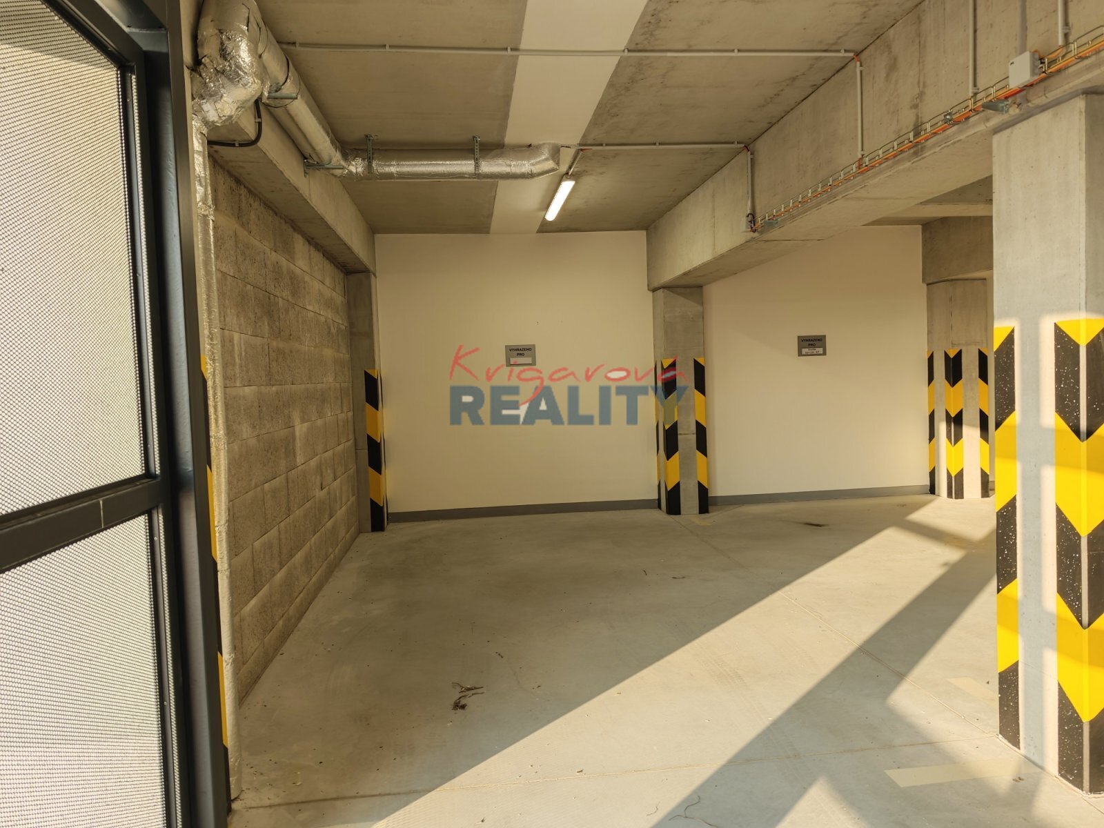 parkovací místo v garáži