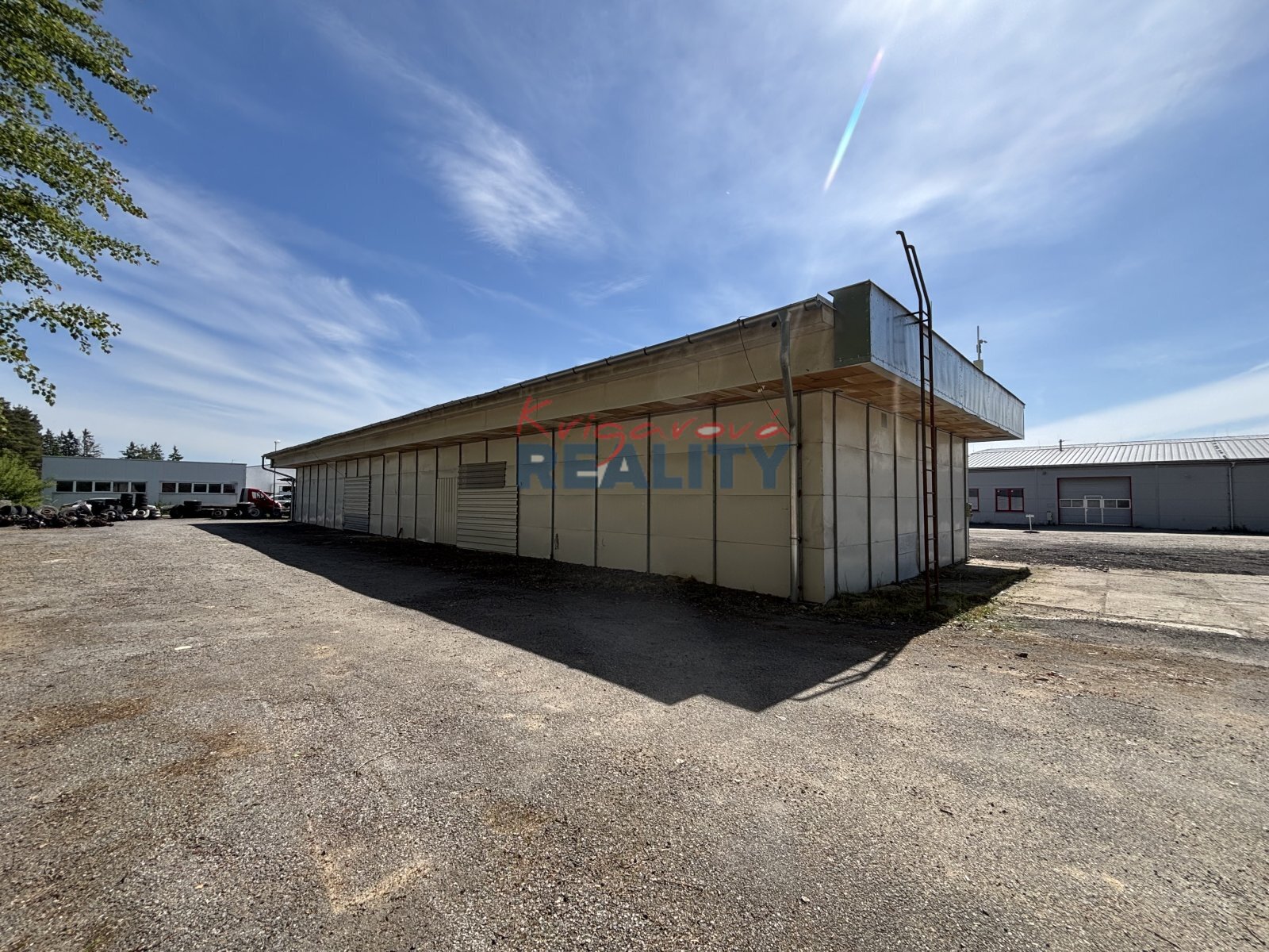 hala a okolní pozemky