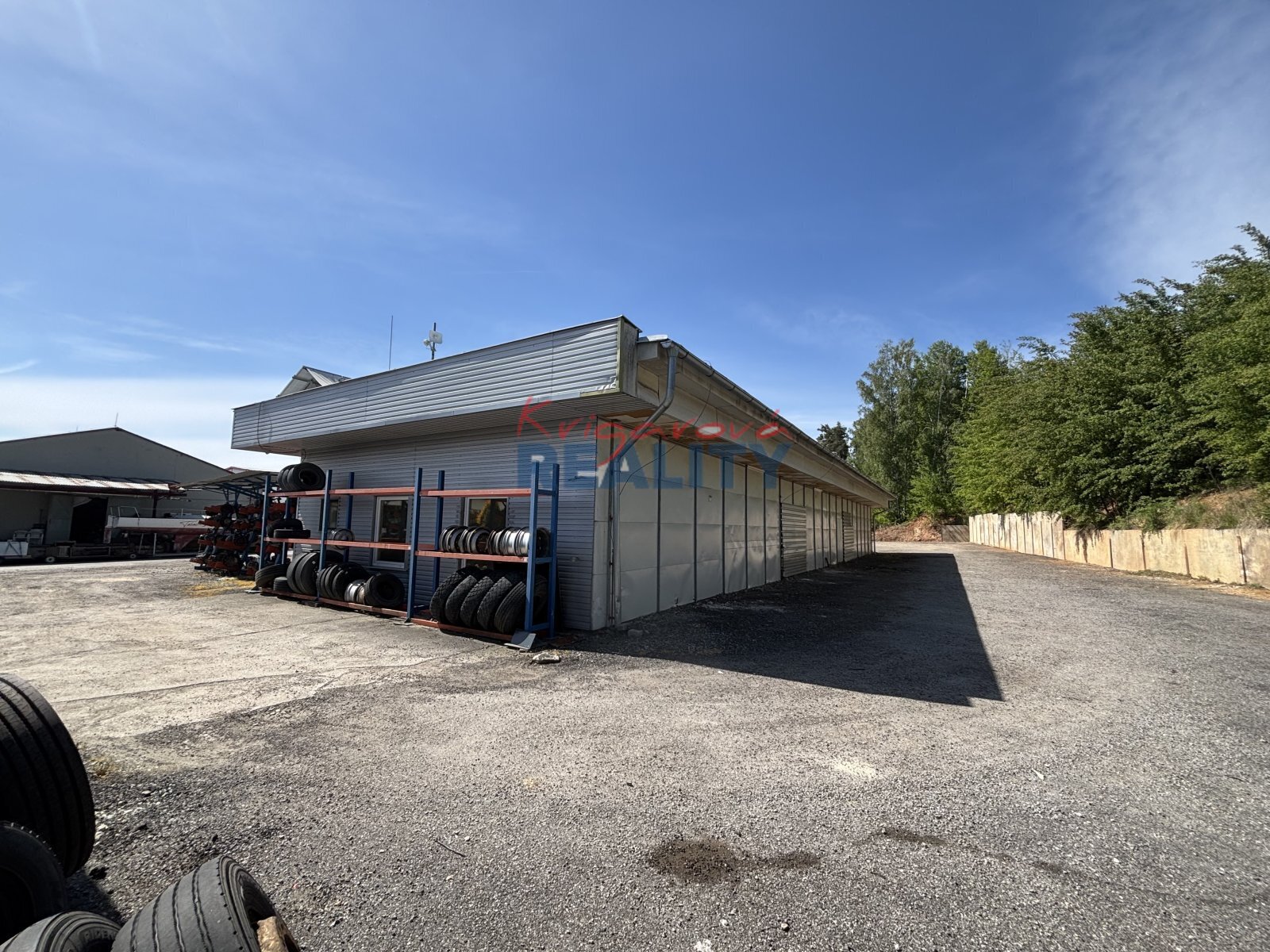 budova a okolní pozemky