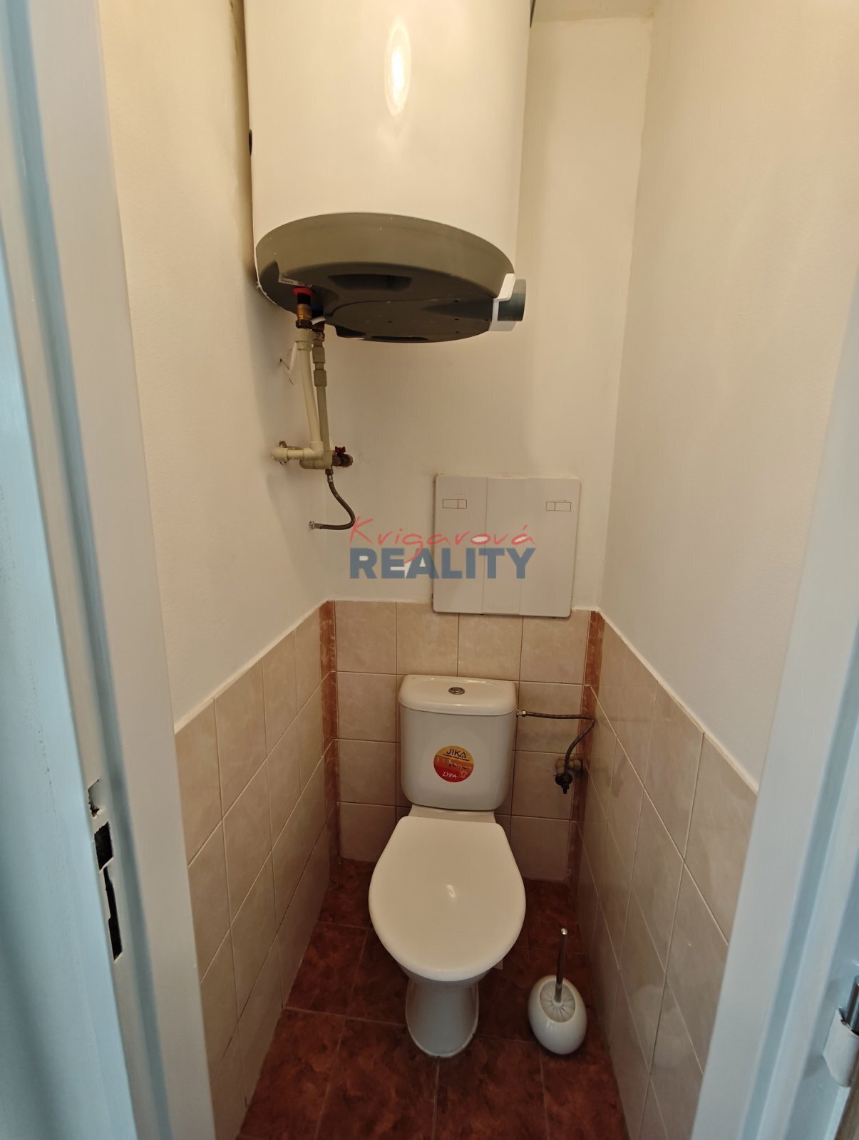 záchod s bojlerem