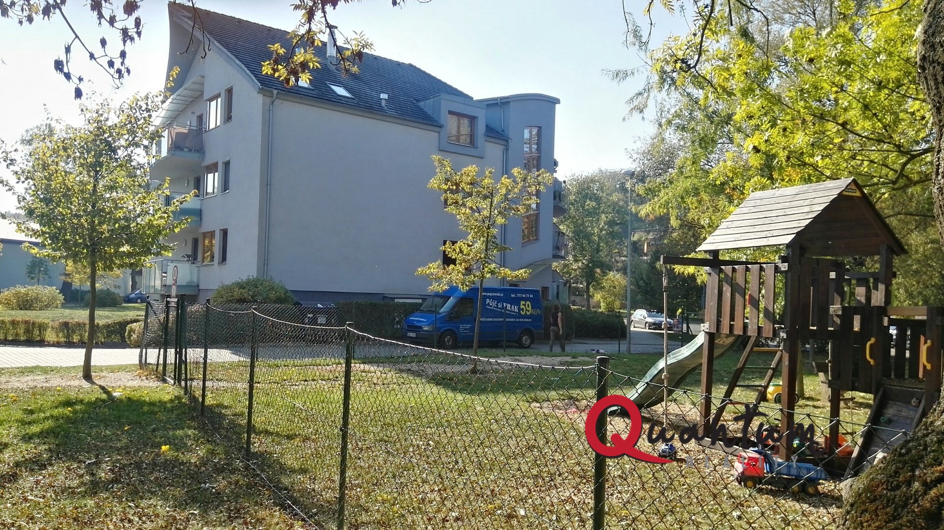 dětské hřiště u domu